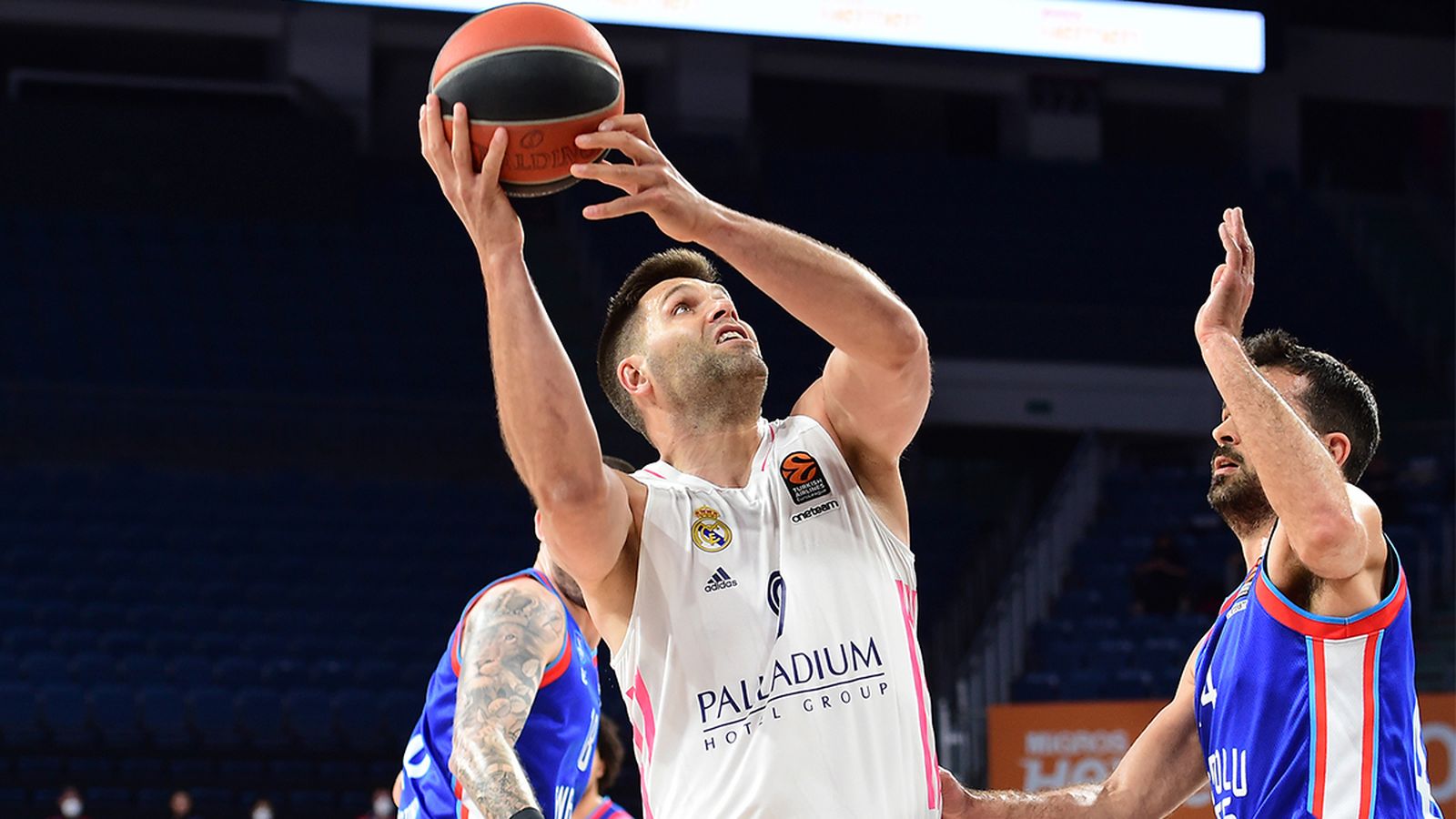 Felipe Reyes ante el Efes
