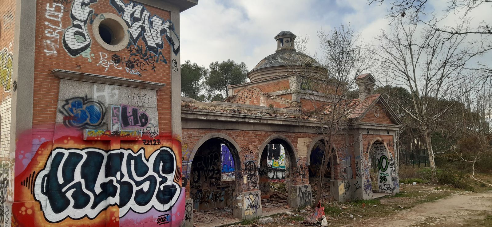Capilla vandalizada del antiguo cuartel de ferroviarios militares, en Campamemto