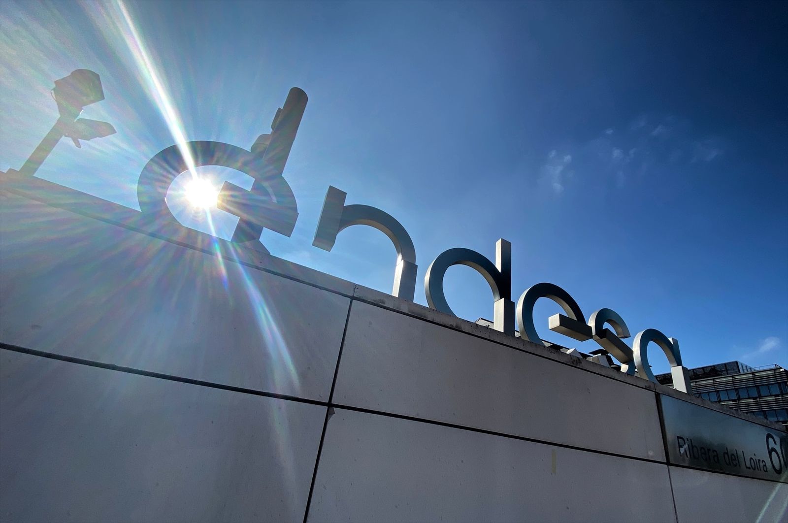 Puerta de acceso de la sede de Endesa en la calle de la Ribera del Loira, Madrid (España)
