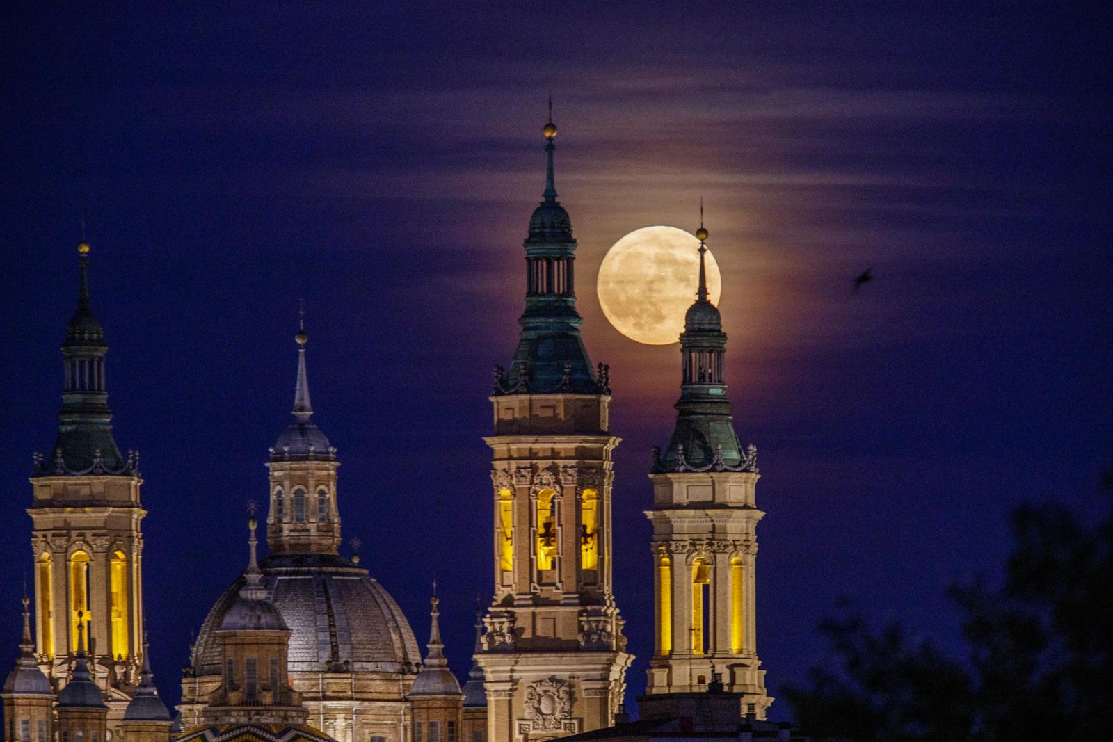 Imágenes de la superluna azul sobre la Basílica de El Pilar de Zaragoza