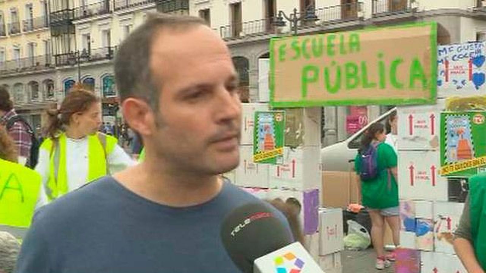 La FAPA construye un colegio de cartón para reivindicar la mejora de los centros