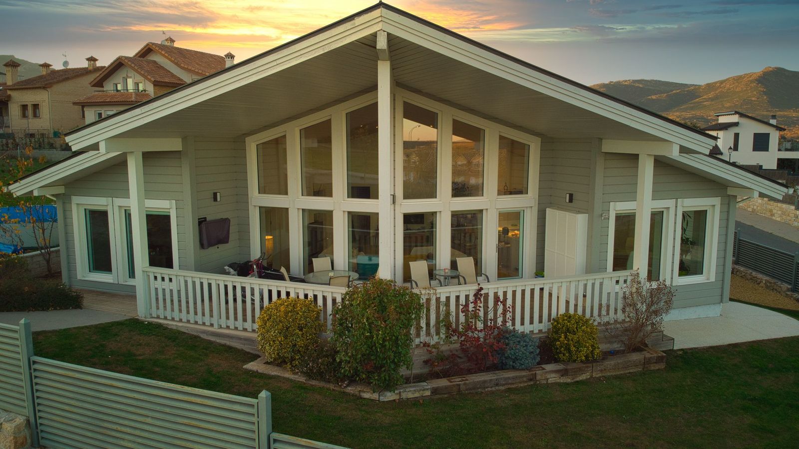 Esta es la espectacular fachada de una vivienda totalmente sostenible y de madera en Guadalix de la Sierra. La fachada tiene forma de proa de barco.