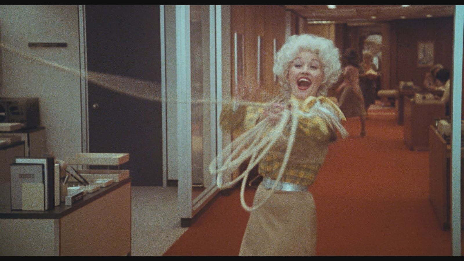 Pero la gran baza de la película estaba claramente en sus protagonistas. Fonda era ya una estrella más que consagrada, aunque este es uno de sus grandes éxitos comerciales, Lily Tomlin era muy popular y tenía un enorme prestigio como monologuista cómica de ácido humor en diversos programas. Incluso una candidatura al Oscar por su trabajo en Nashville, de Robert Altman que fue el director que mejores oportunidades le dio.