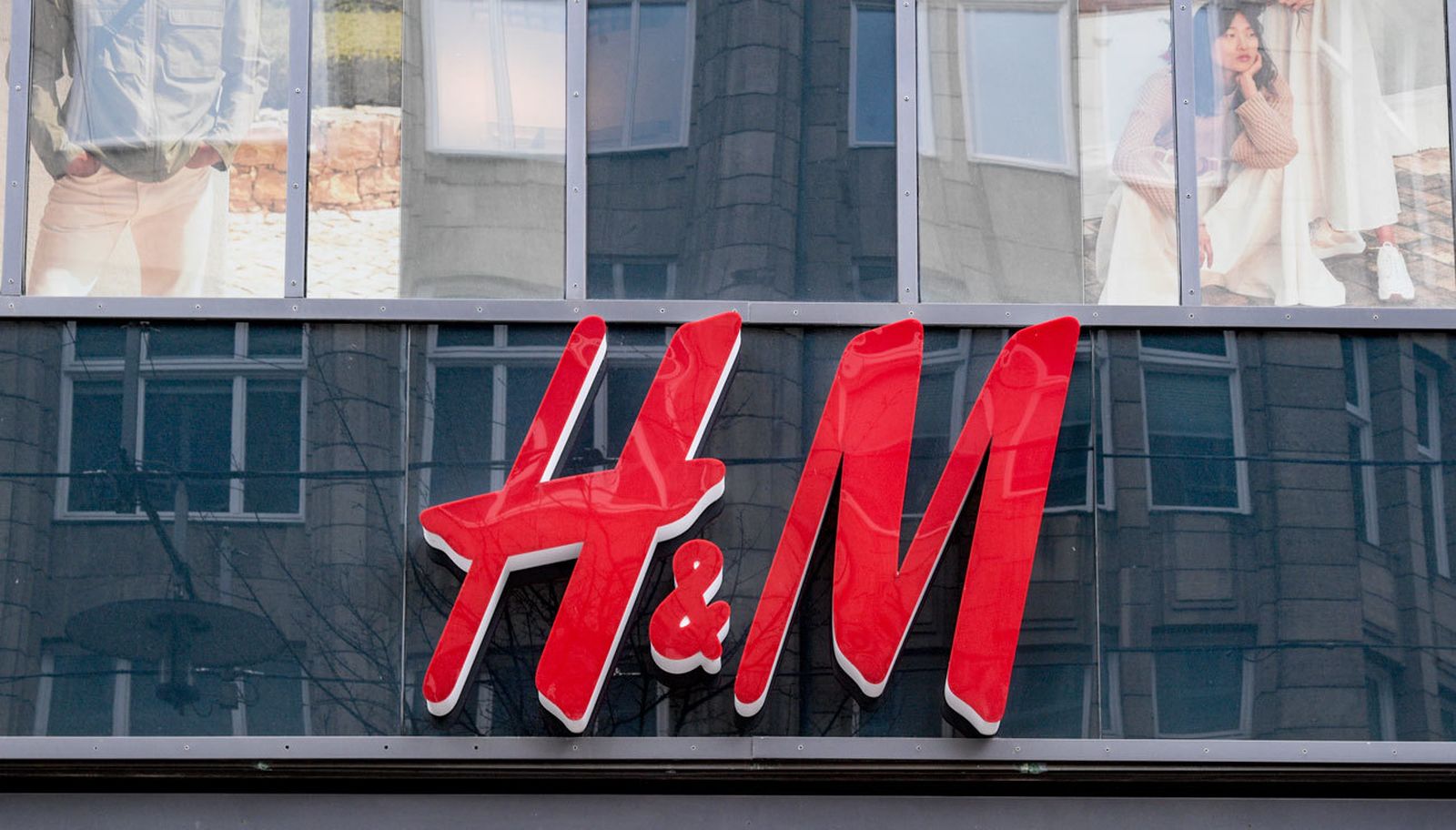 Logo de una tienda de H&M