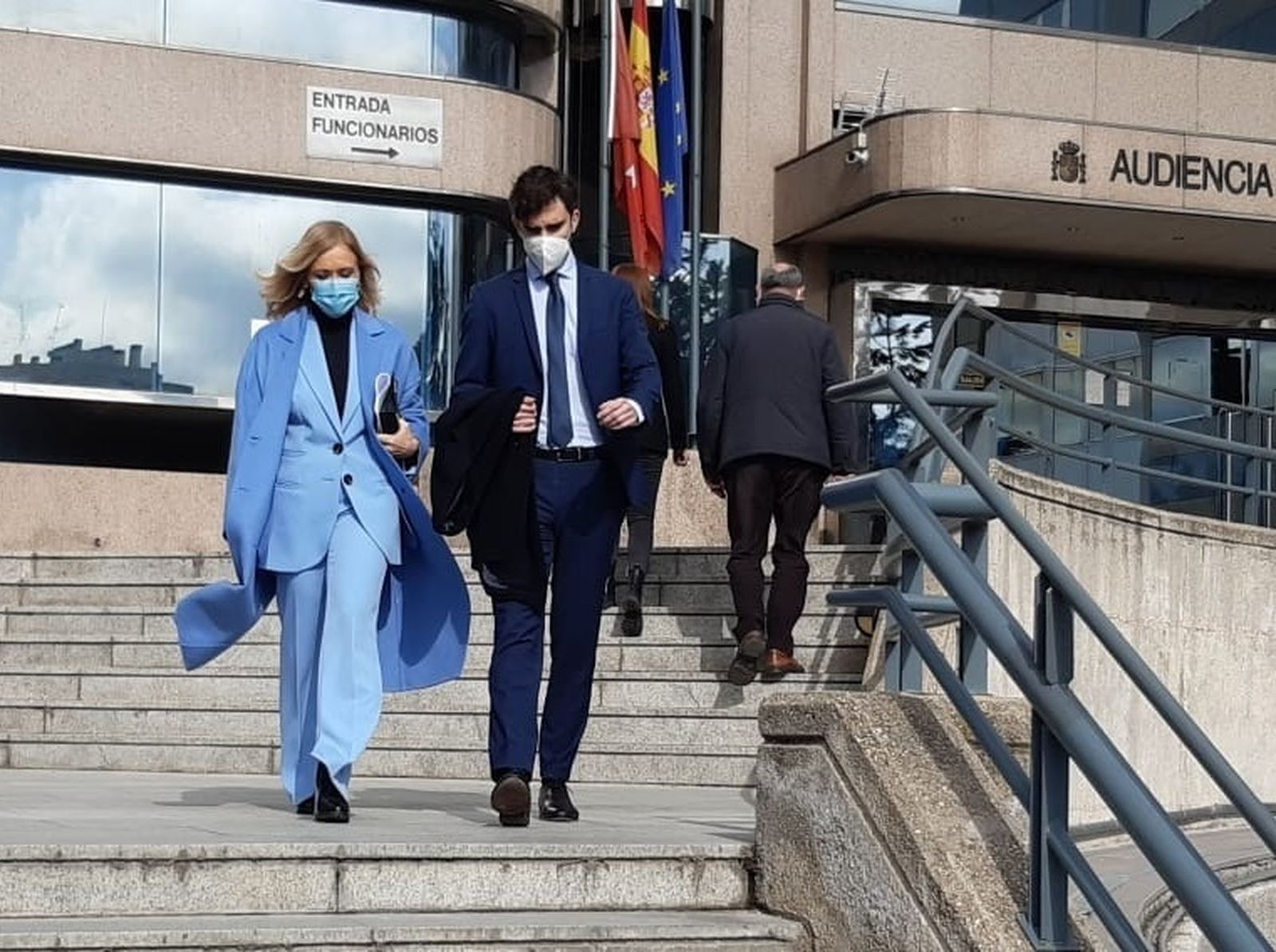 Cristina Cifuentes, acompañada de su hijo, tras recibir la notificación de la sentencia