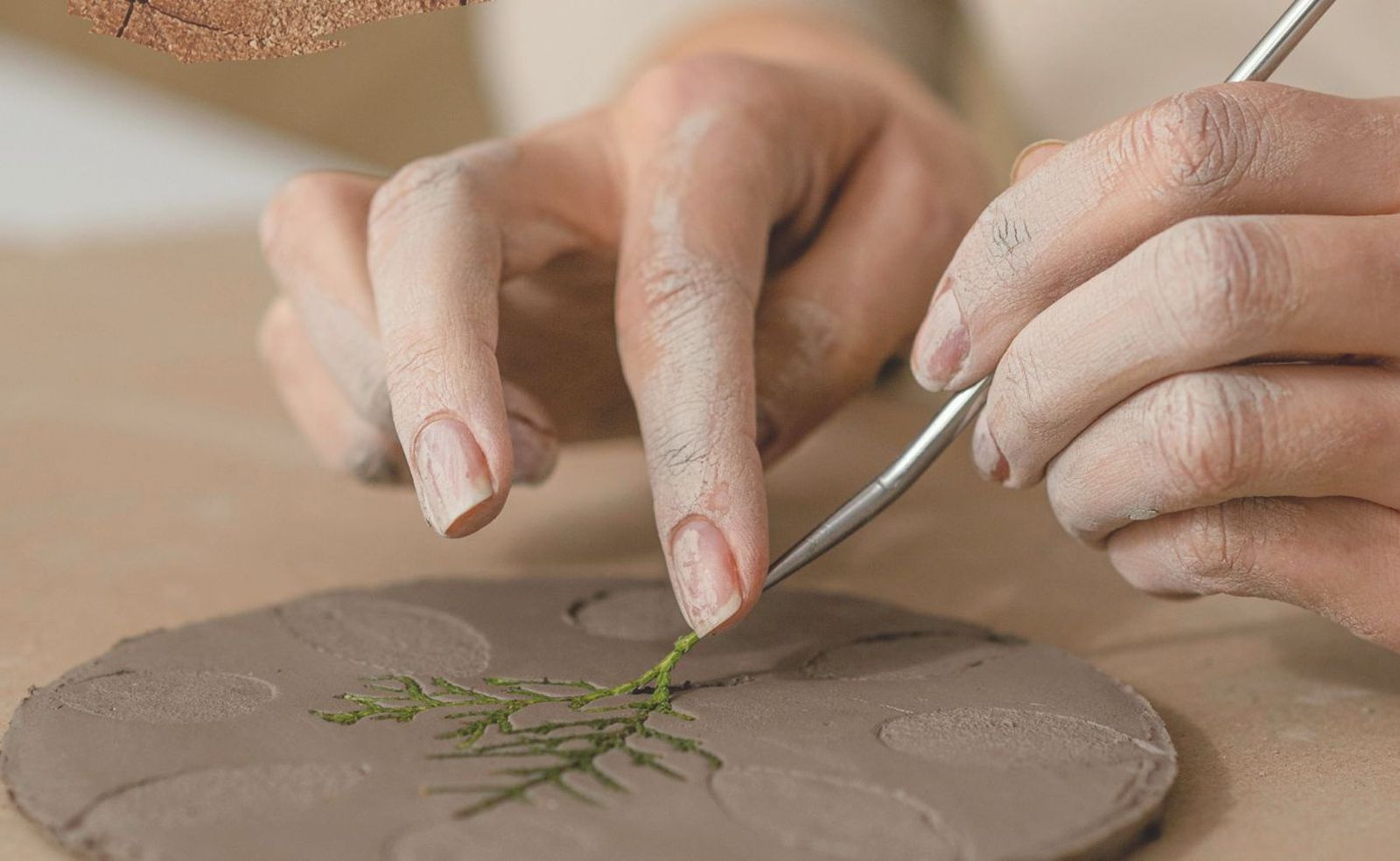 Artesanía en barro y elementos vegetales