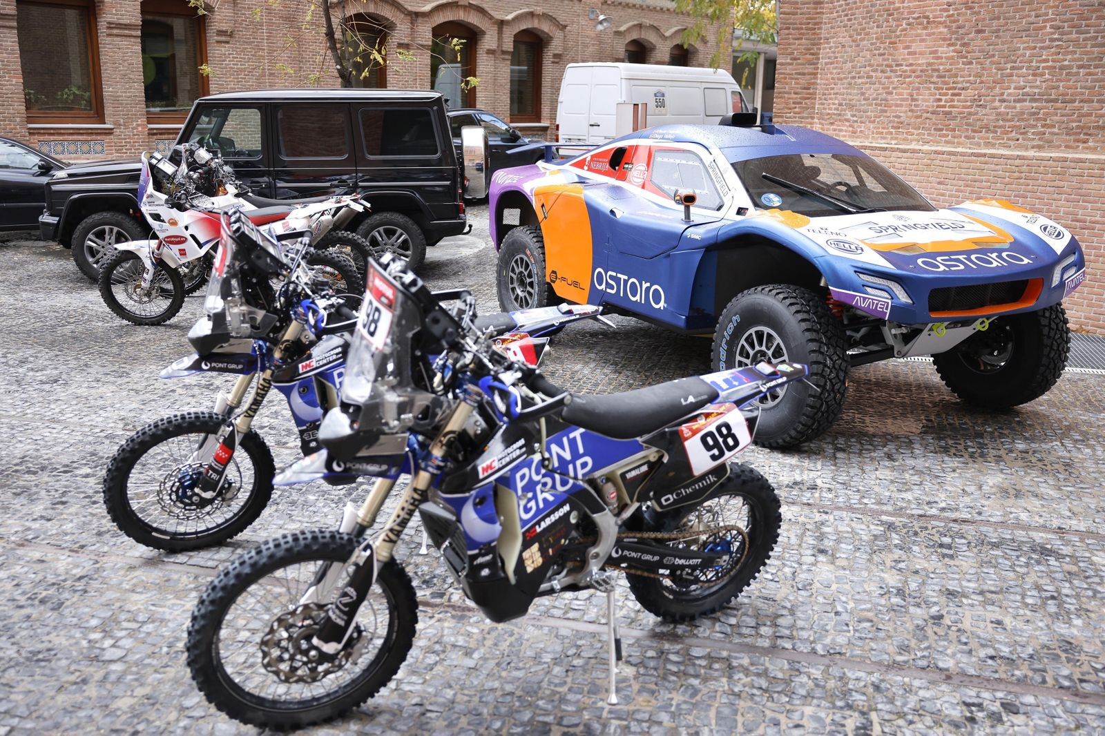 Motos y coches de los pilotos madrileños en el Dakar