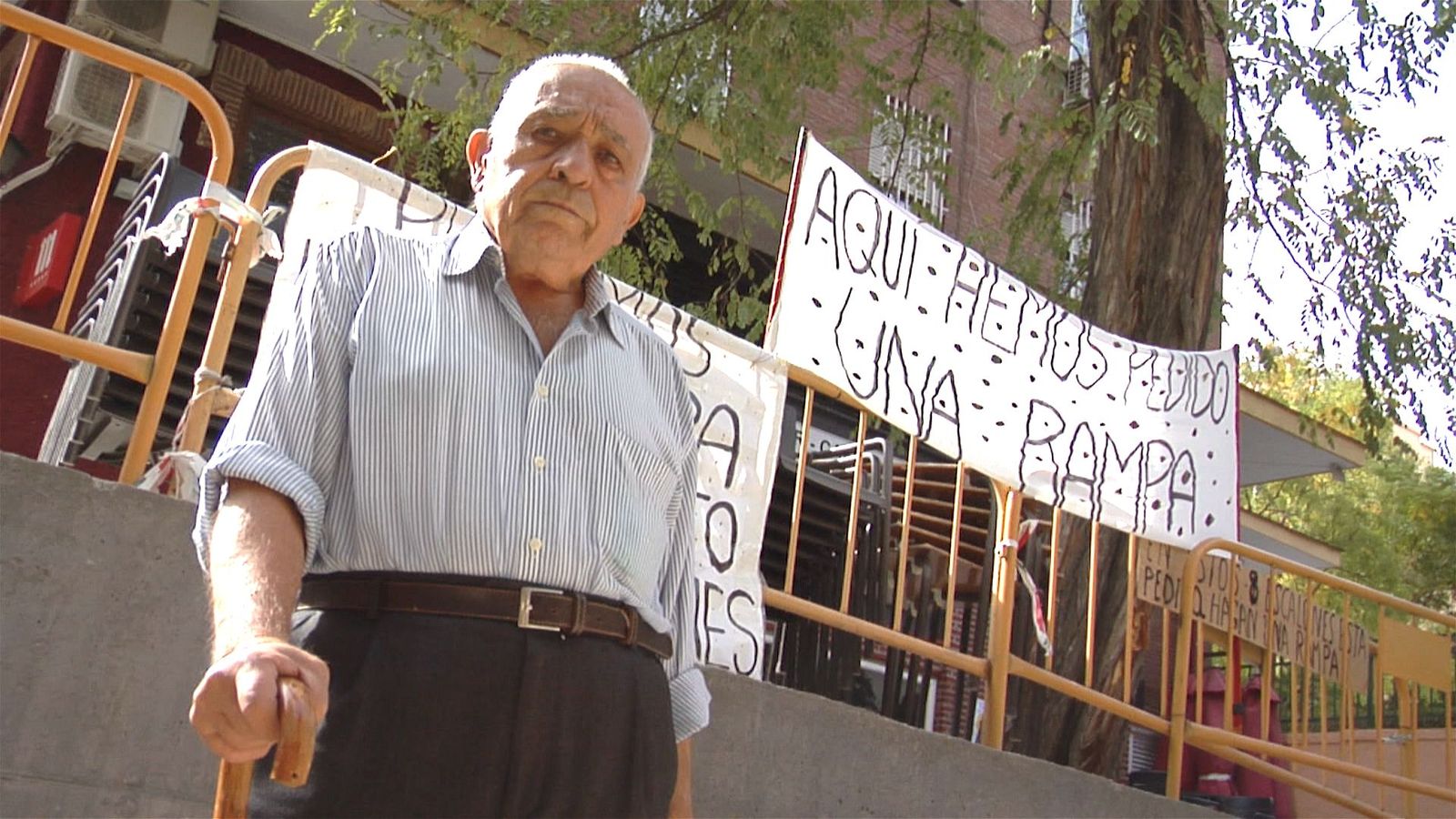 La lucha de Mariano: a sus 87 años se manifiesta por la accesibilidad de Villaverde