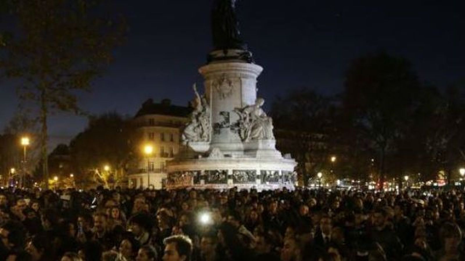 El estallido de una bombilla causó la estampida en la plaza de la República