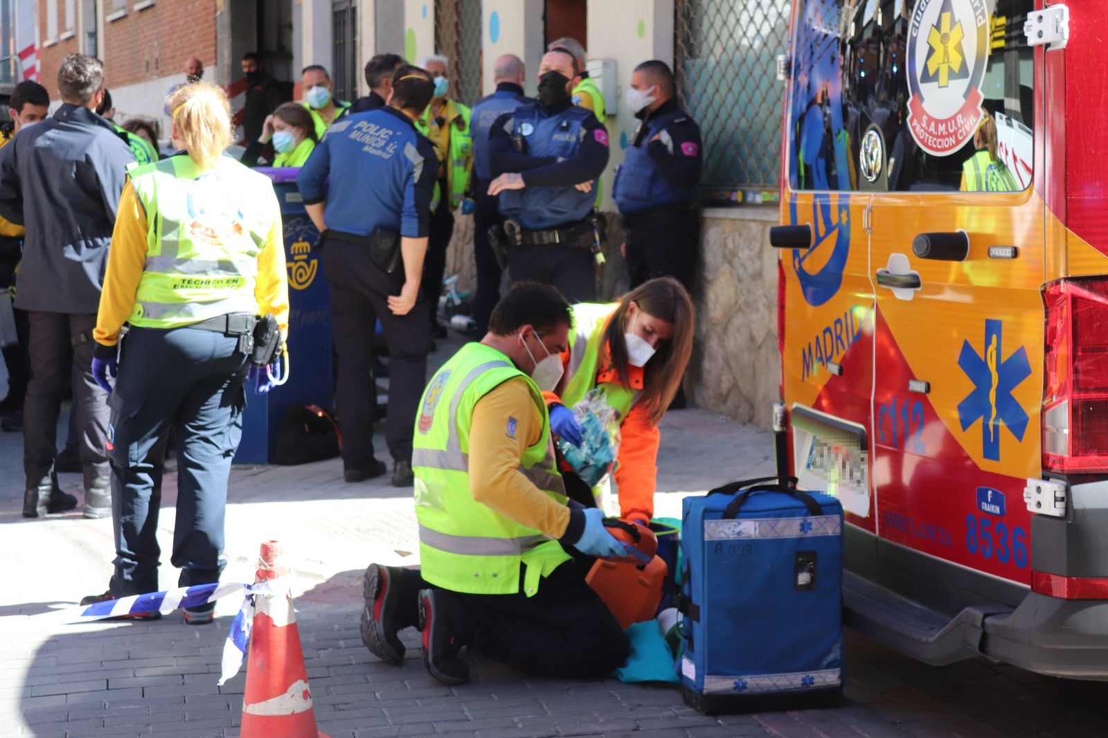 Efectivos del Samur y de la Policía Municipal, al lado de la guardería de Vallecas donde falleció un bebé