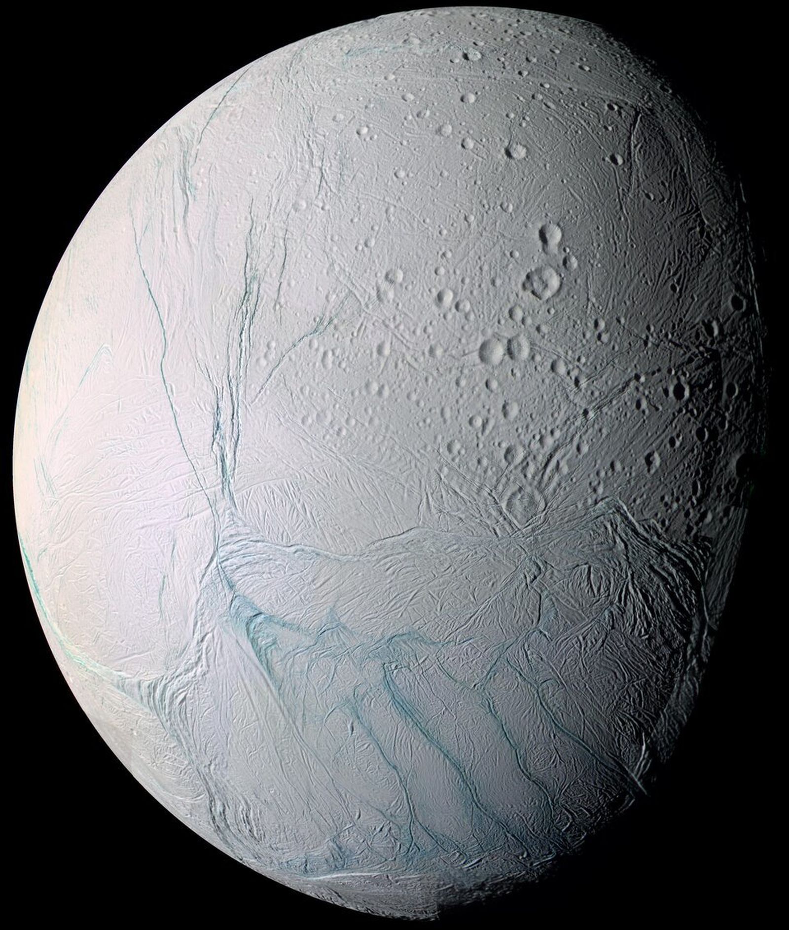 Cráteres y complejas fracturas sobre la superficie de Encélado, satélite de Saturno