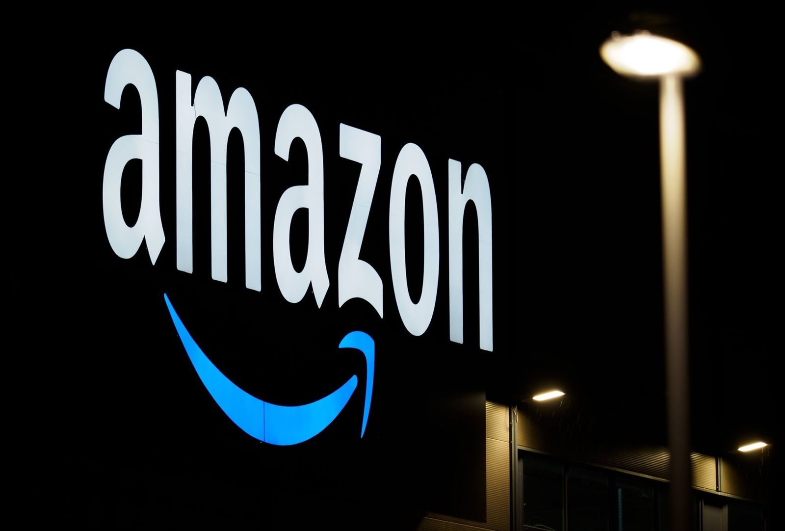 Un logotipo de Amazon en uno de los centros logísticos de la compañía