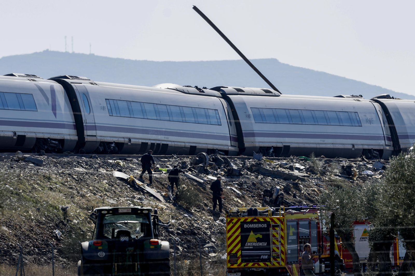 Los servicios de emergencias trabajan en el lugar del accidente de tren en Urda (Toledo)