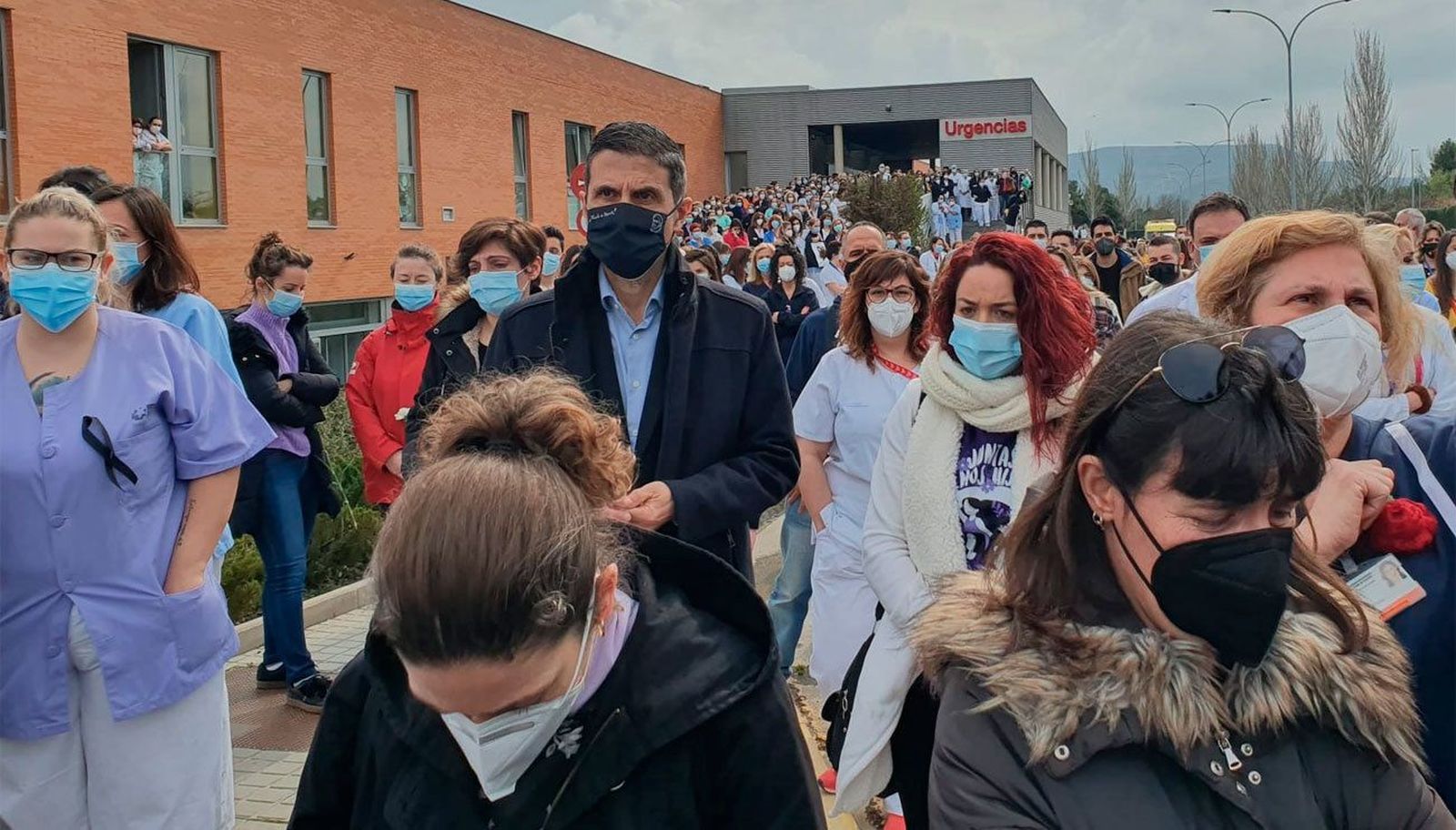 Los trabajadores del hospital de Alcalá intentan volver a la normalidad tras el asesinato del sábado