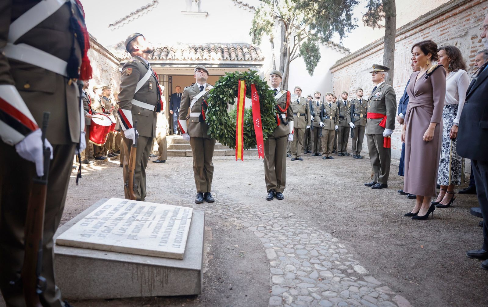 Ayuso deposita una corona ante la sepultura de los fusilados el 2 de mayo de 1808