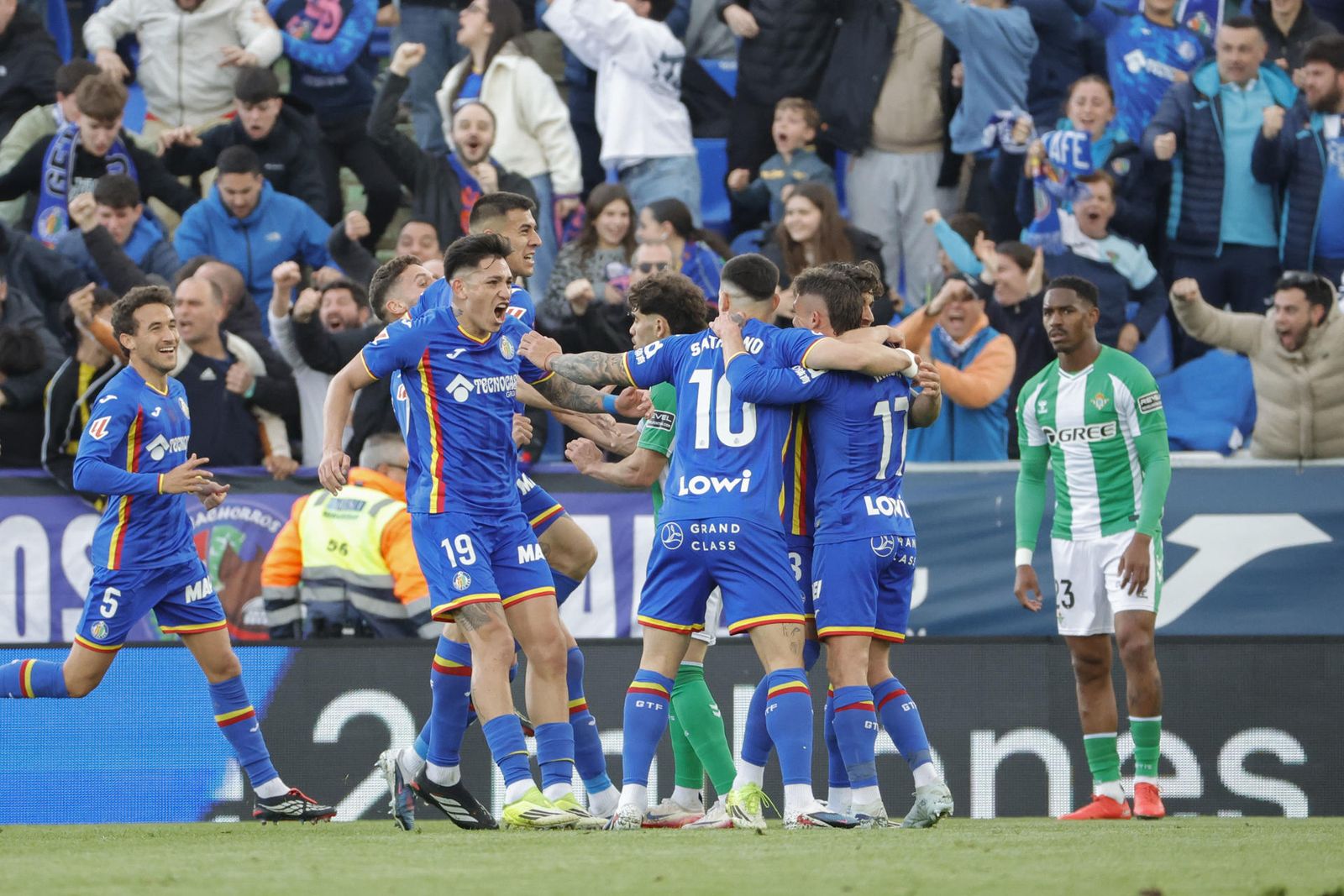Jugadores del Getafe celebran un gol ante el Betis
