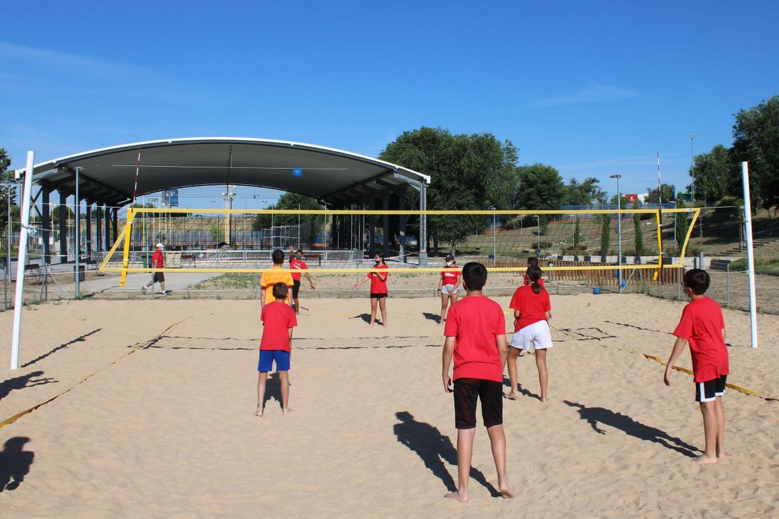 Participantes en una actividad deportiva de las colonias de Móstoles