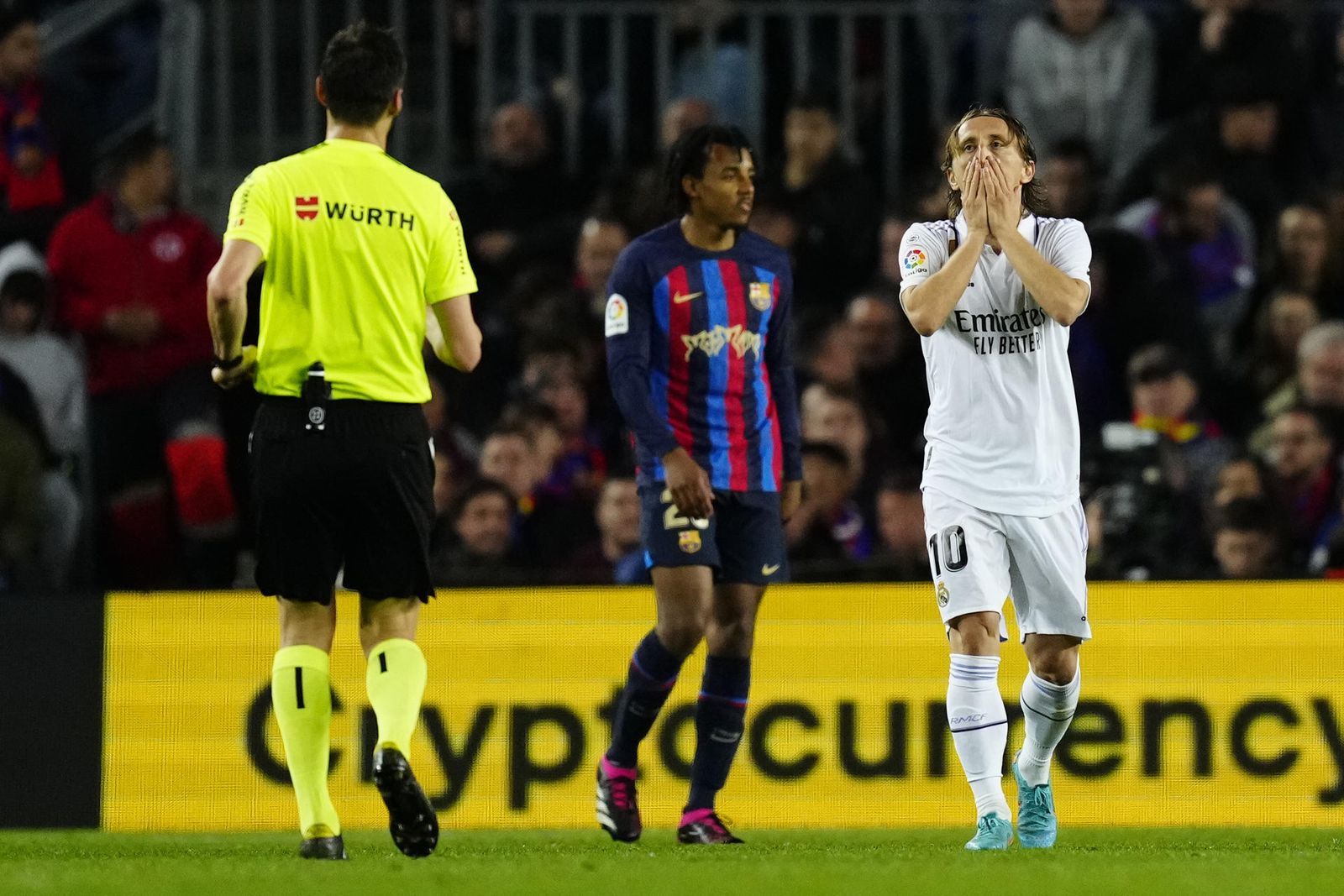 Modric ante el Barcelona