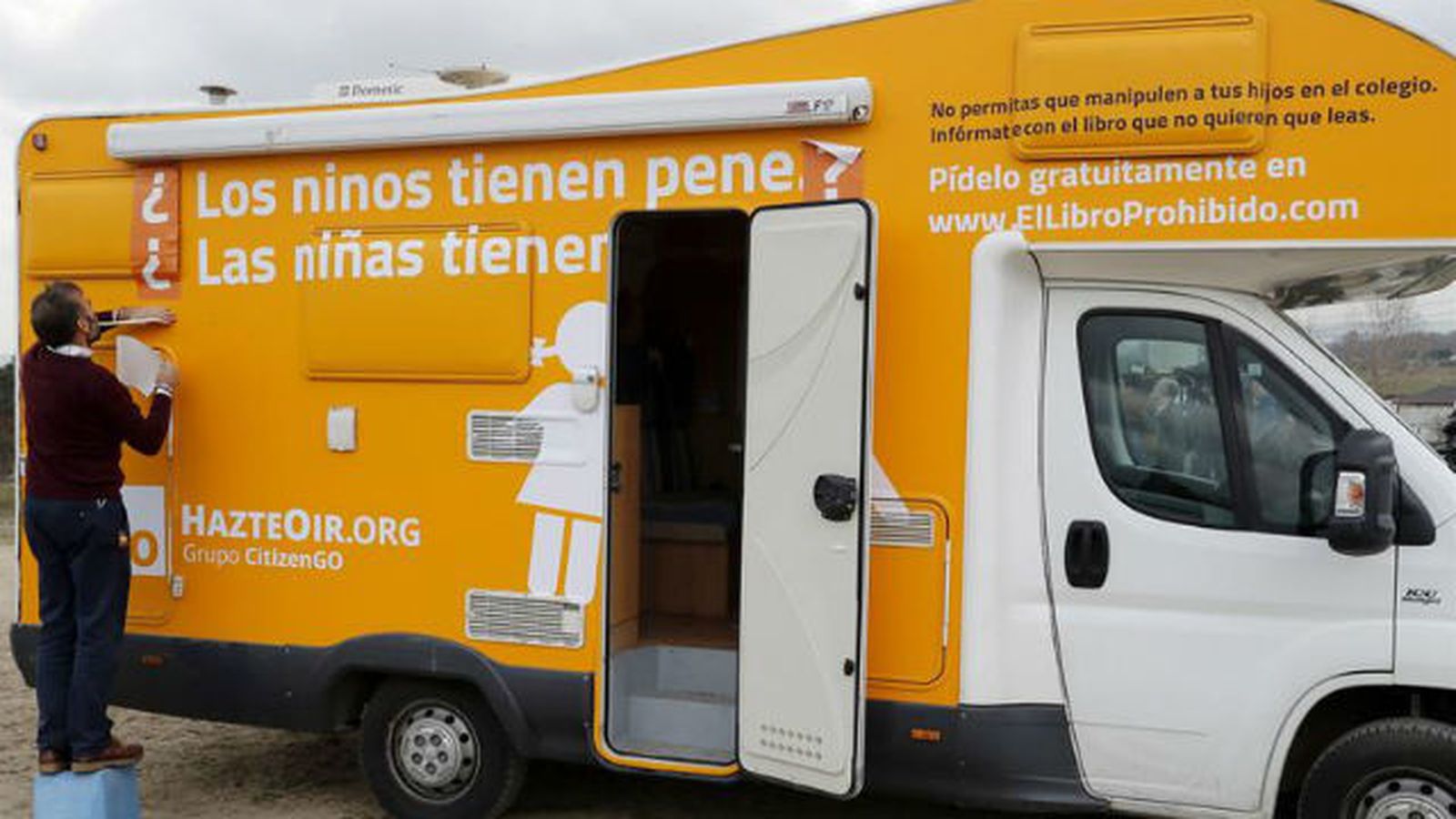 Hazte Oír incluye signos de interrogación en el lema para cumplir con el juez