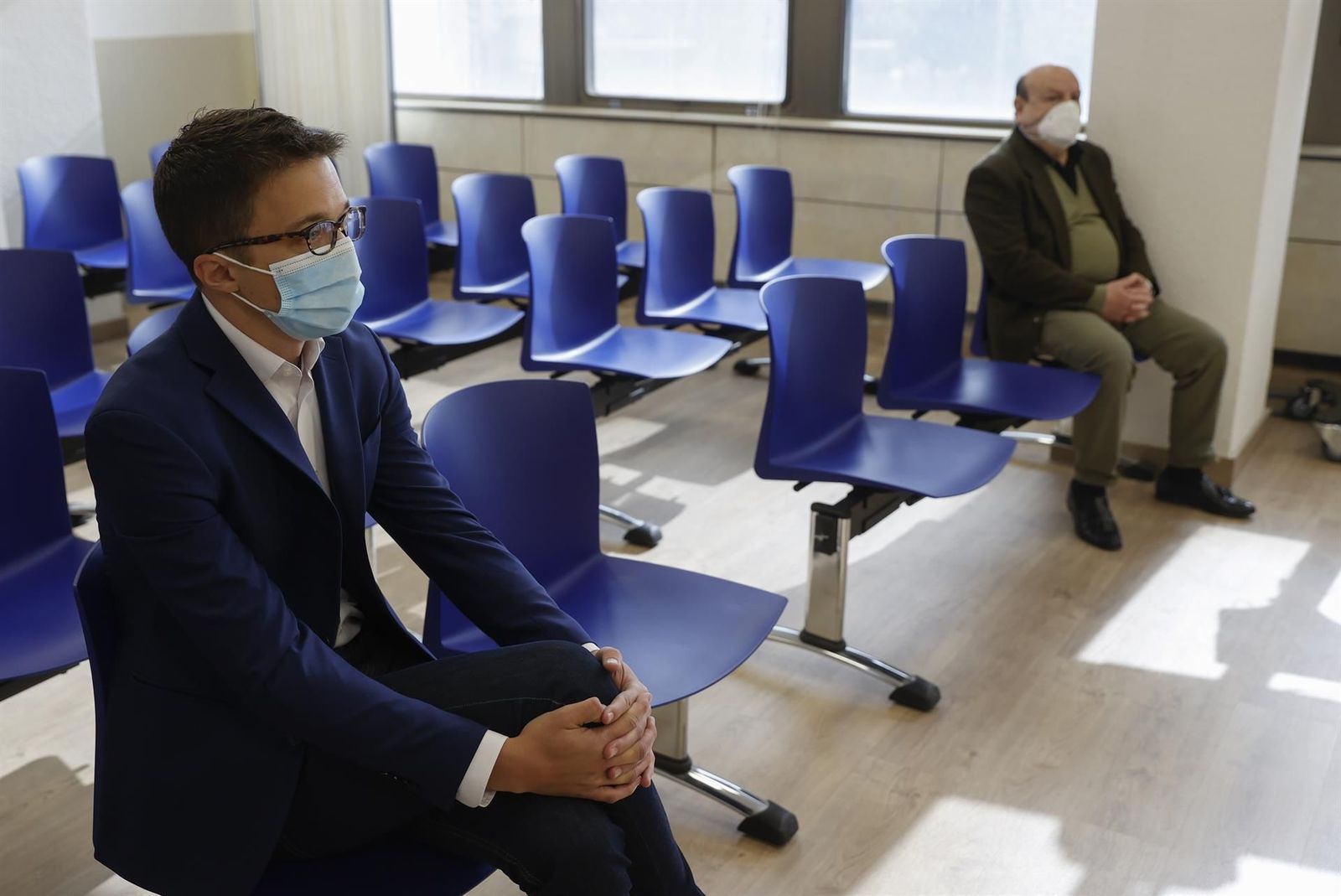 Errejón niega ante el juez que diera una patada a un vecino de Lavapiés, quien se ratifica en la denuncia