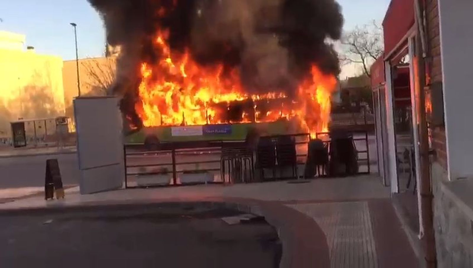 Arde un autobús interurbano en Villanueva del Pardillo