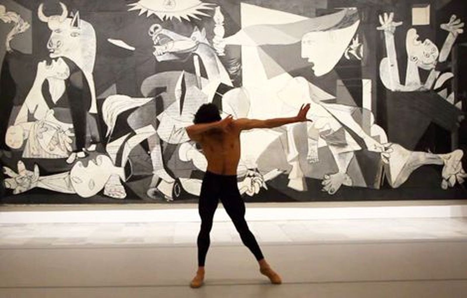 Josué Ullate baila frente al Guernica