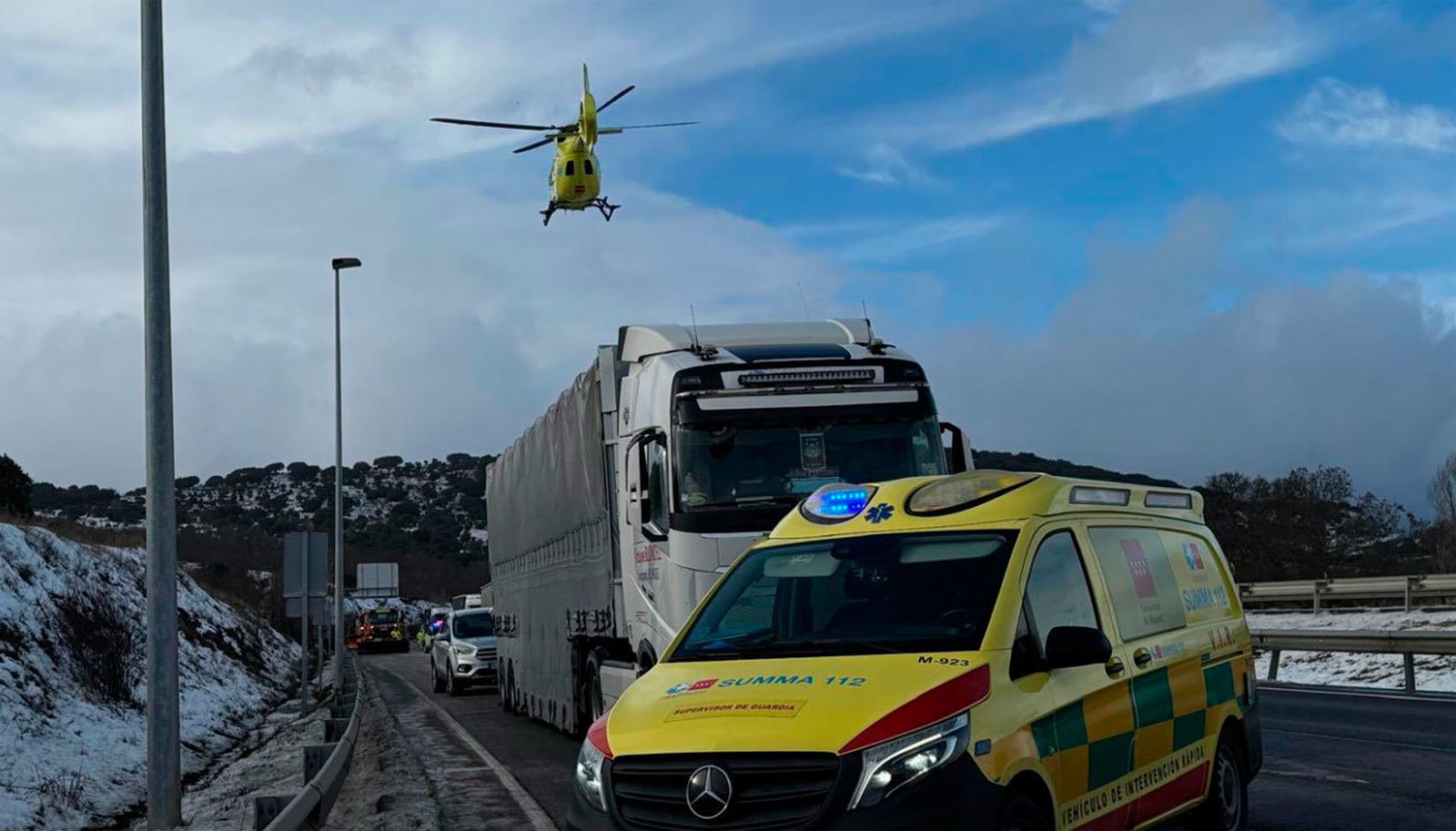 Una mujer muy grave al quedar atrapada en su coche tras un accidente en la A-1 (Lozoyuela)