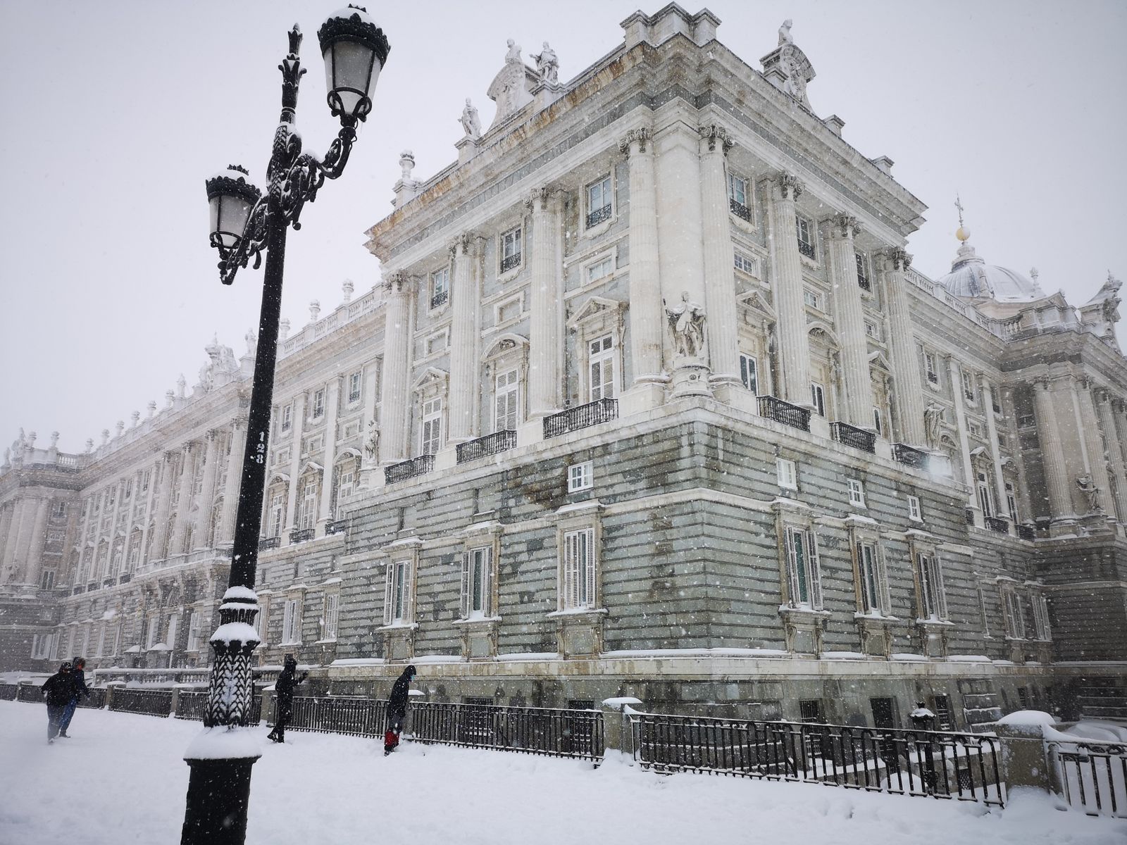 Estampa del Palacio Real de Madrid tras el paso de Filomena