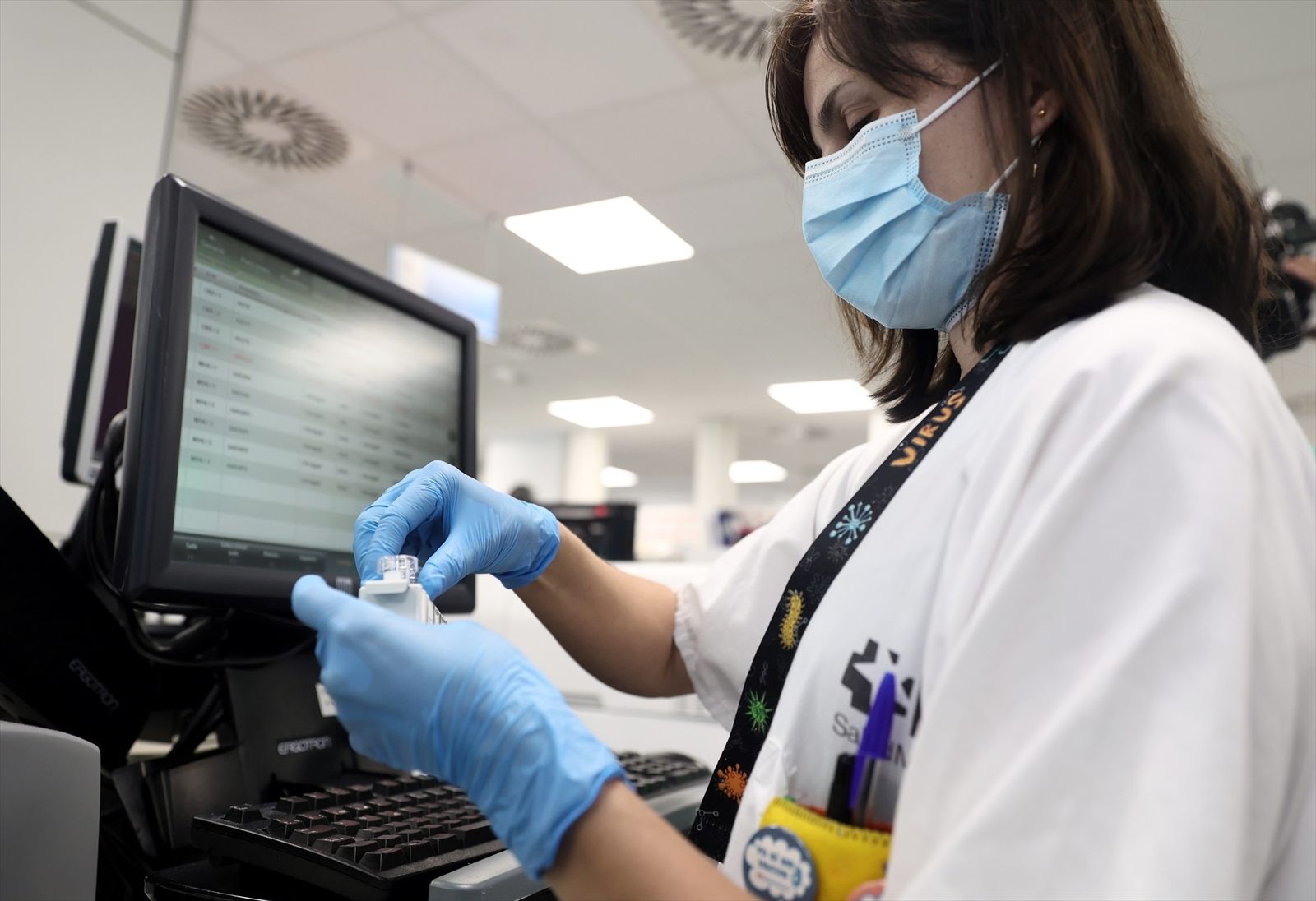 Técnico de laboratorio haciendo prueba PCR de la viruela del mono