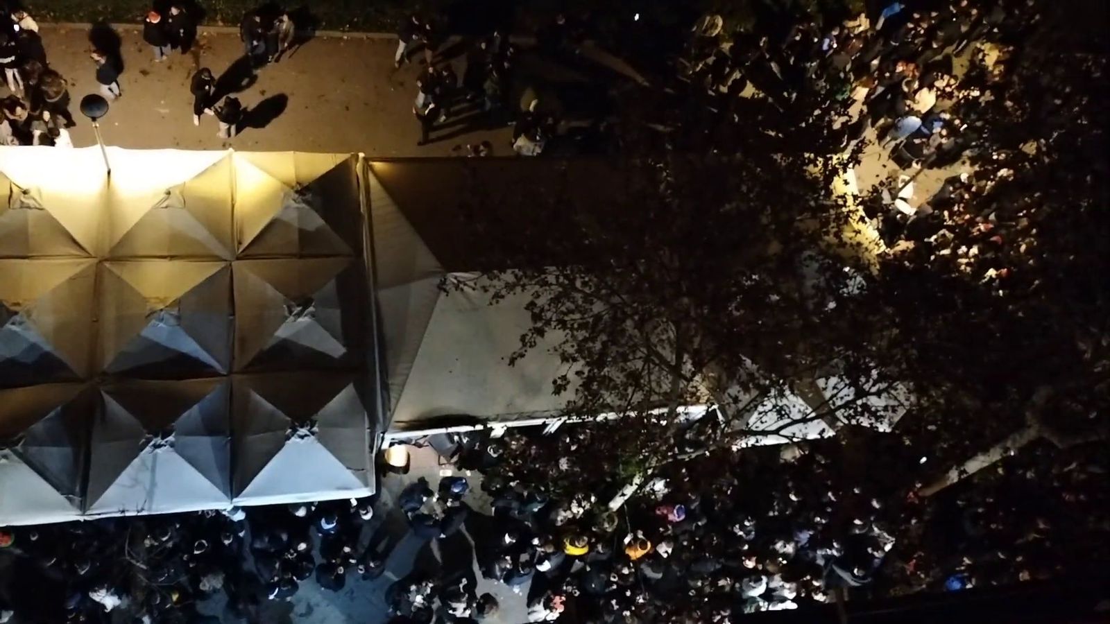 ¿Vivirías aquí? Orines, gritos, aglomeraciones... la pesadilla nocturna de cientos de vecinos del Parque Aluche