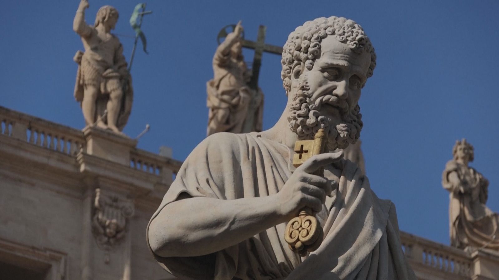 Escultura en la plaza de San Pedro del Vaticano