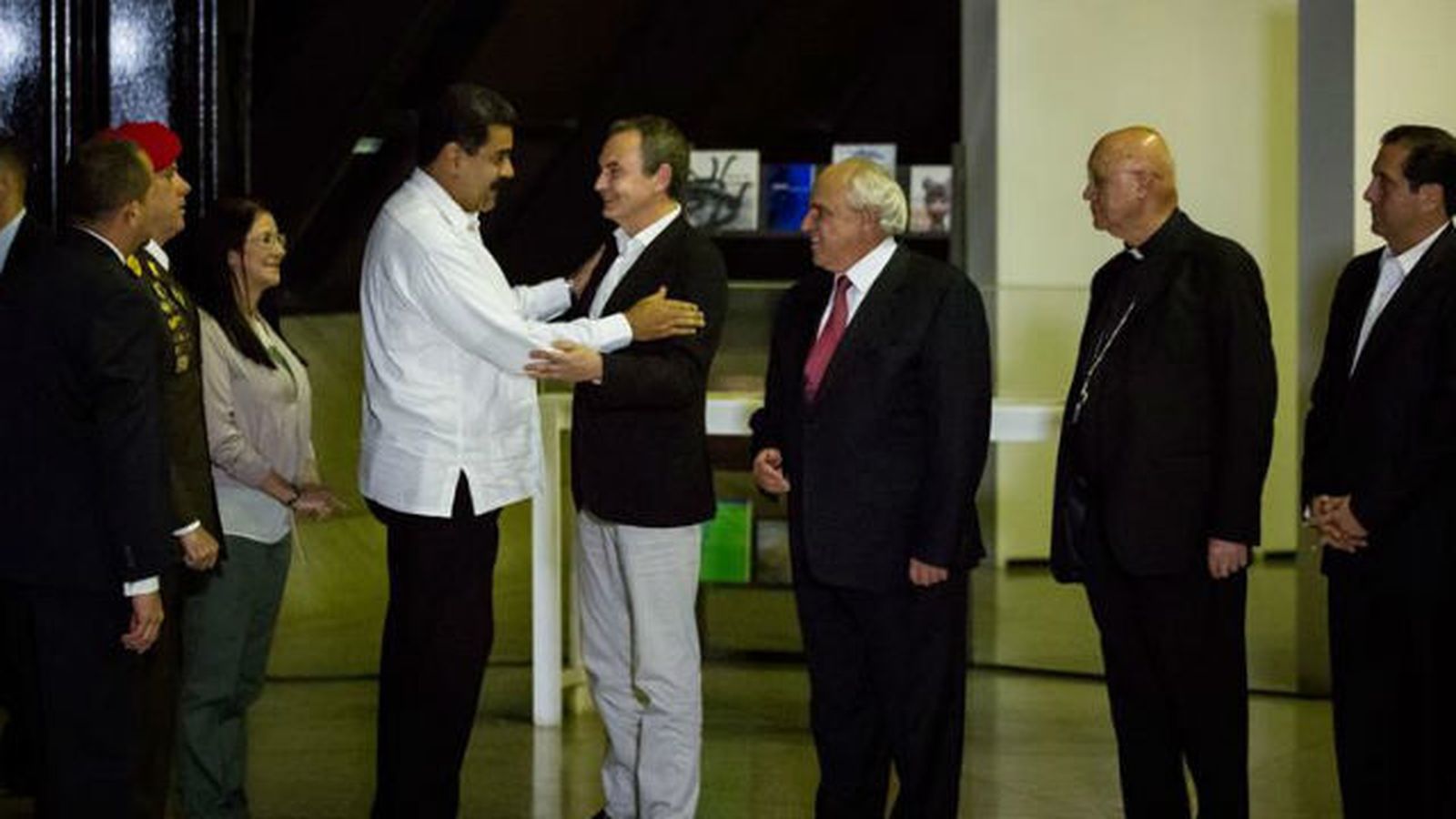El presidente de Venezuela, Nicolás Maduro saluda al exmandatario español Jose Luis Zapatero, junto al secretario general de l