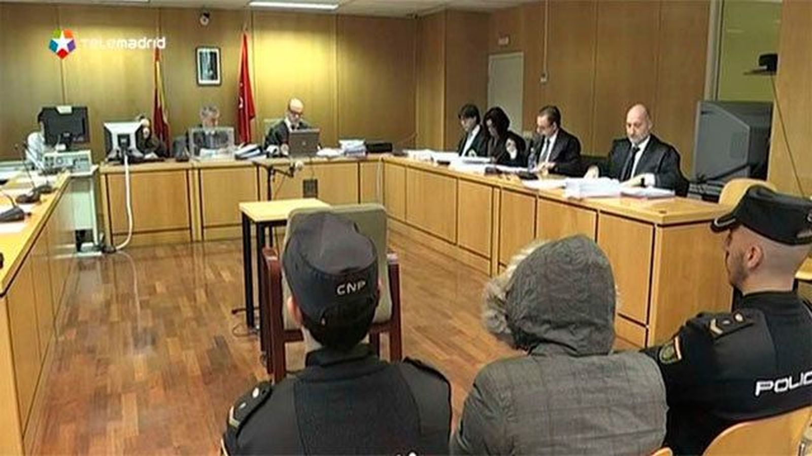 Un acusado de matar a su mujer: "Se bajó del coche en marcha y vi un bulto en el suelo por el retrovisor"