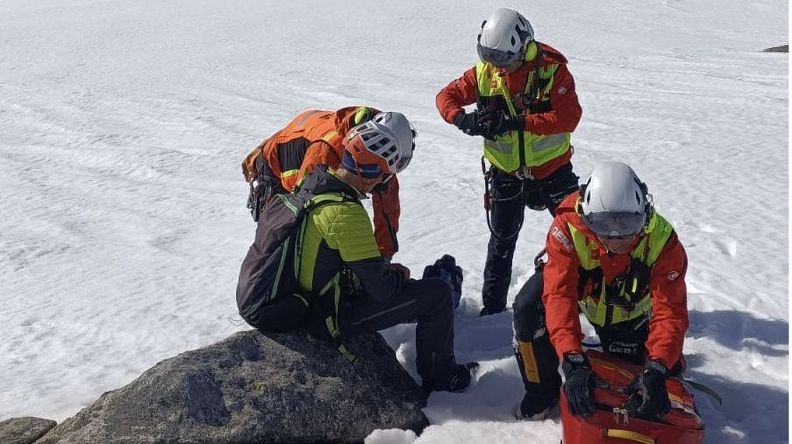 Especialistas del GERA+Summa112 atienden a un montañero