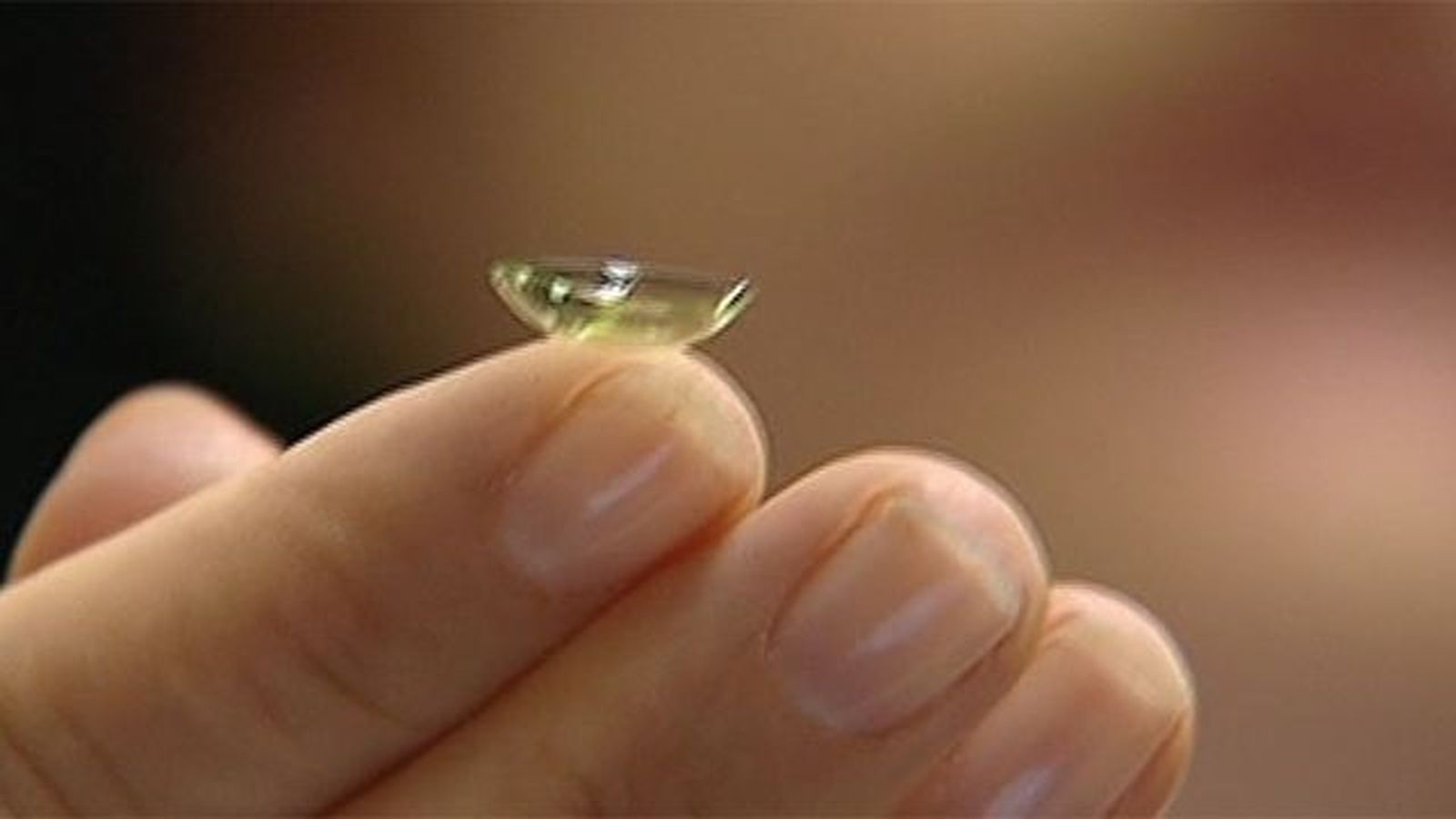 Salen al mercado unas lentillas creadas por españoles contra la degeneración de la retina