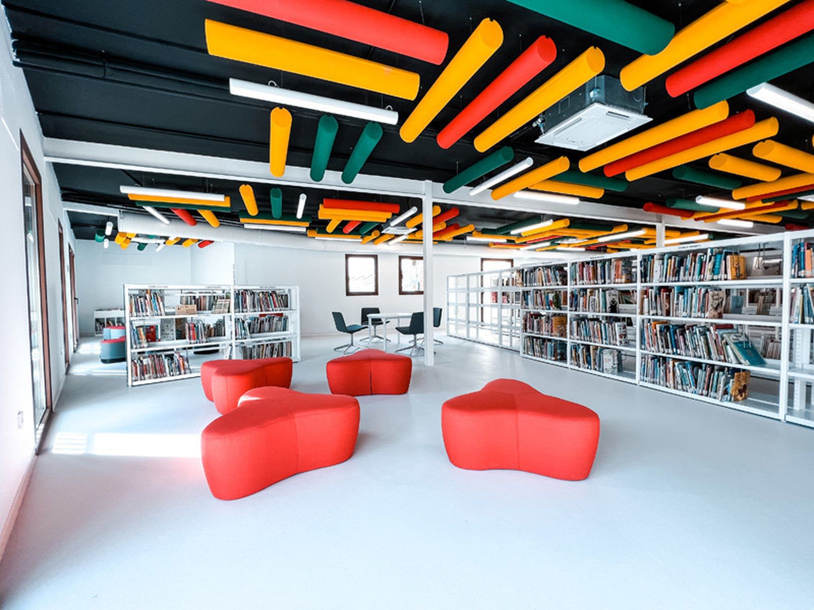 Una de las salas de la nueva biblioteca pública de Manzanares El Real 'Concha Méndez'