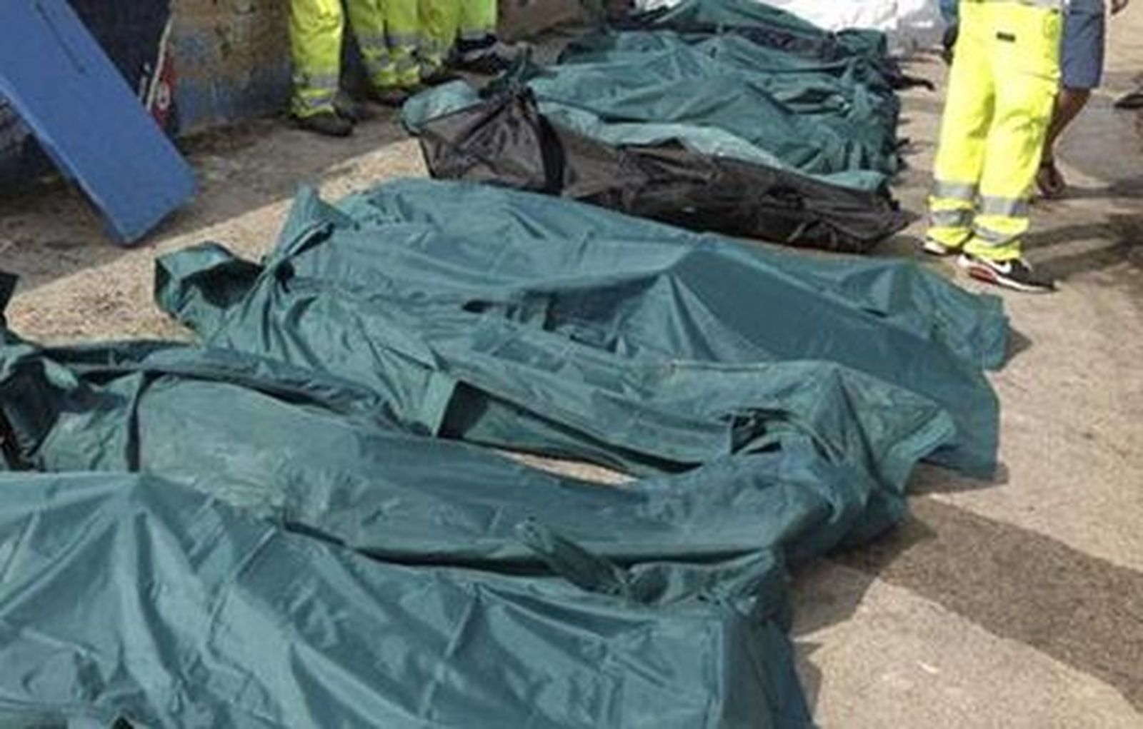El mal estado del mar impide recuperar más cadáveres del naufragio de Italia
