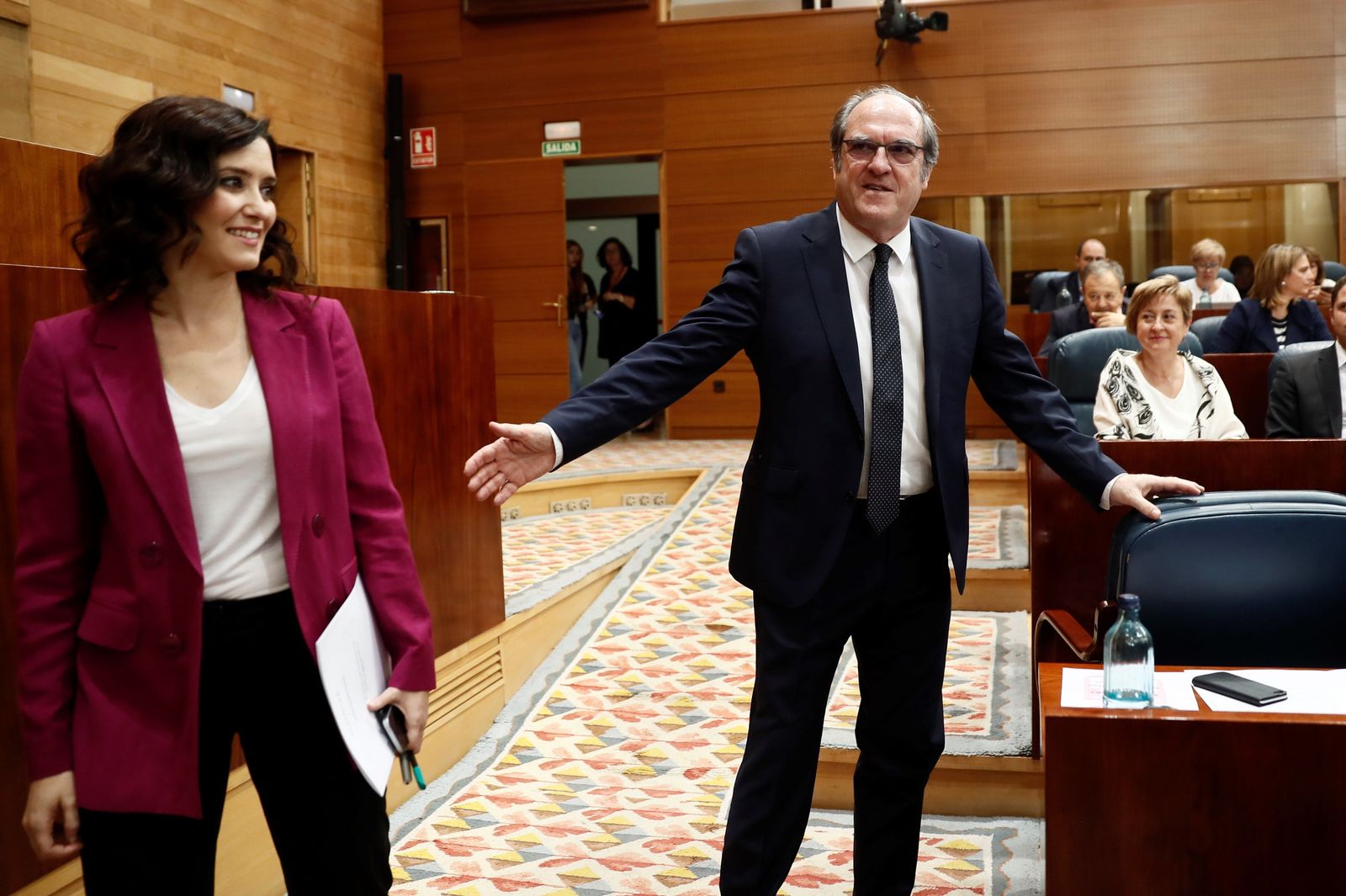 El runrún en la Asamblea de Madrid: una investidura con candidato antes de agosto