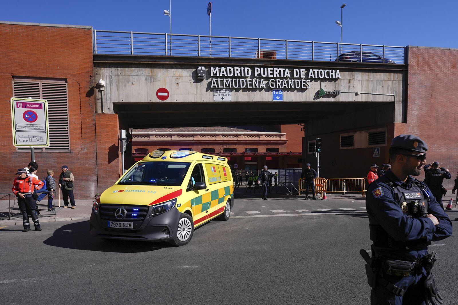 Una ambulancia sale de la estación de Atocha tras conocerse la colisión de dos trenes de alta velocidad en Urda (Toledo)