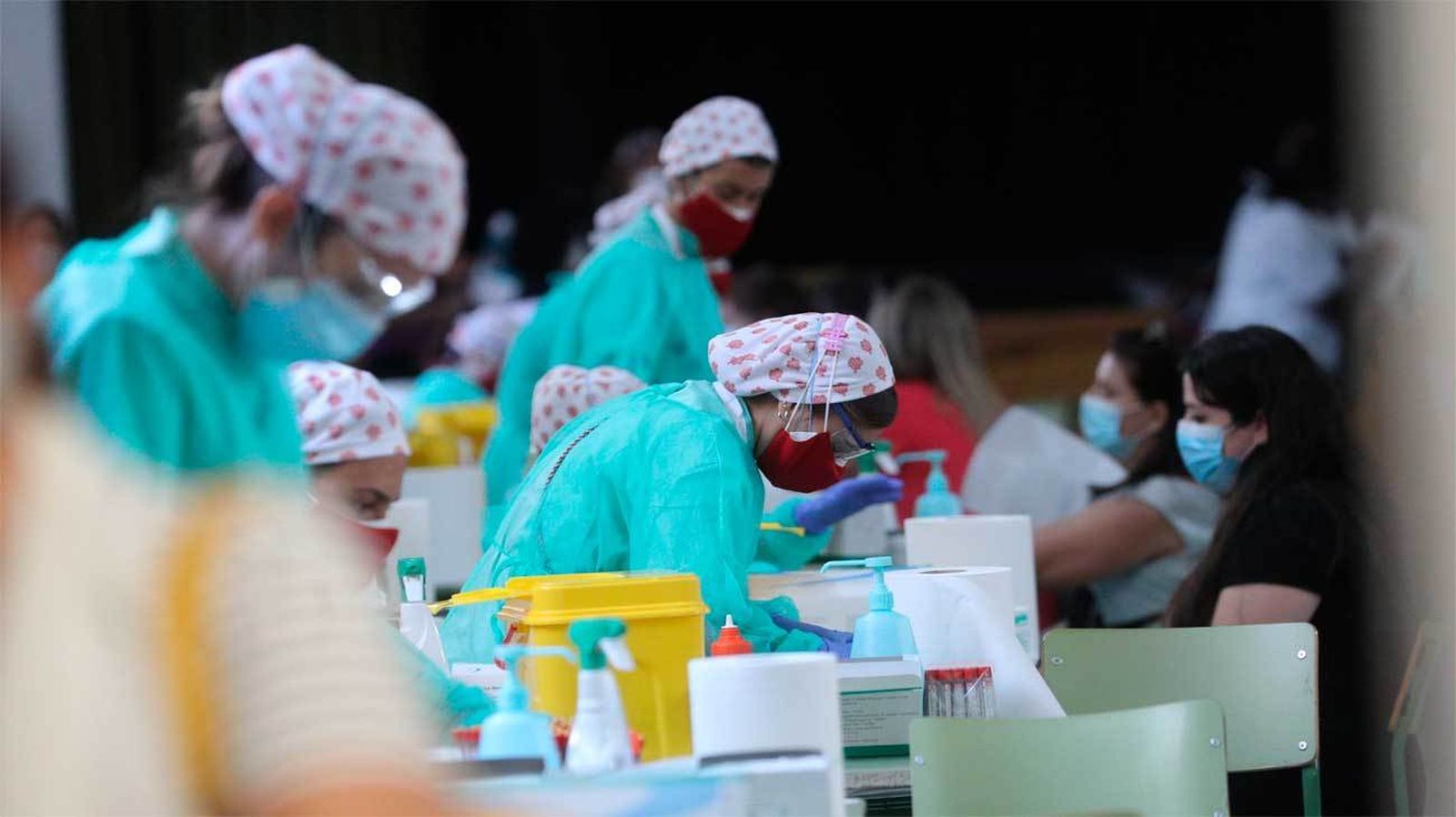Personal sanitario realiza test de anticuerpos a profesores