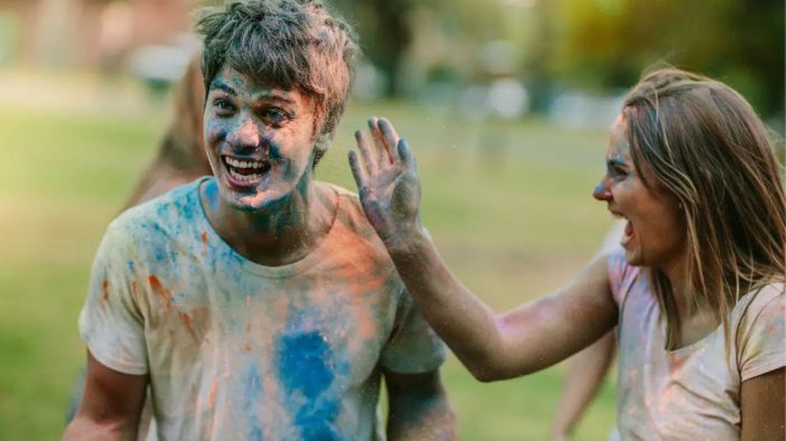 Dos jóvenes en una actividad de ocio
