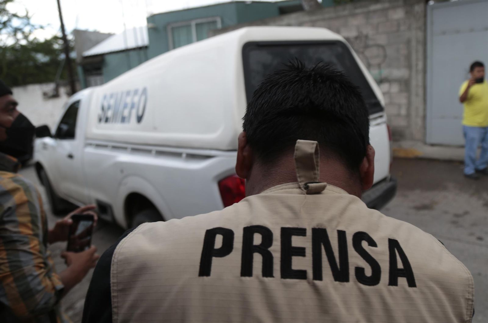 Un grupo de periodistas acude al lugar donde fue asesinado el periodista Fredy Román, en México