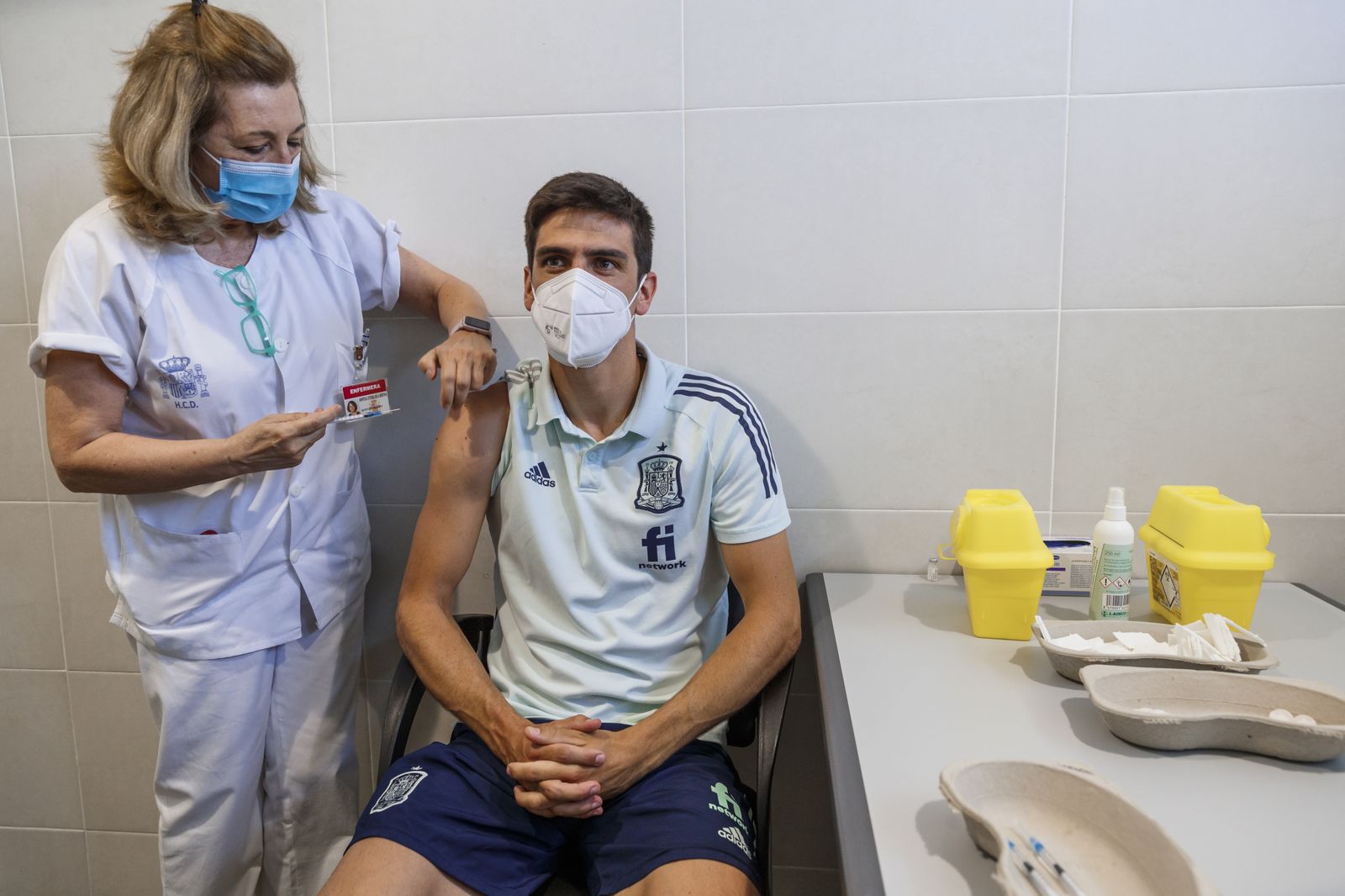 Y tras la polémica... Los jugadores de la Selección española reciben su vacuna