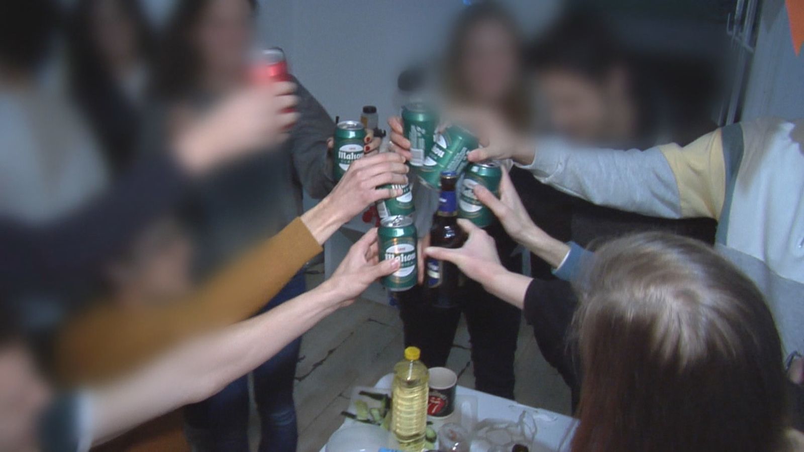 Nos adentramos en una fiesta ilegal de jóvenes franceses