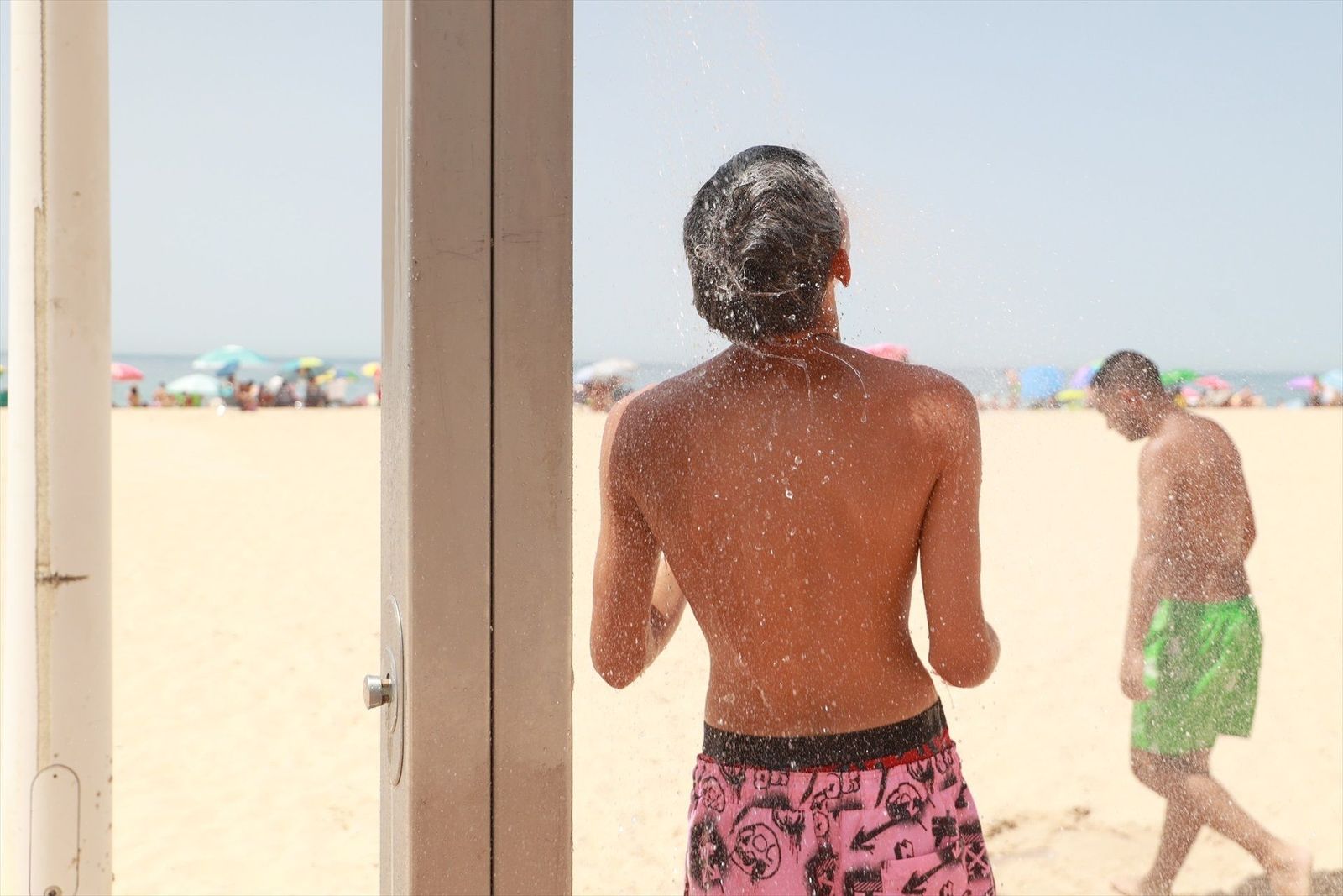 Cádiz corta el agua de las duchas en sus playas por la sequía