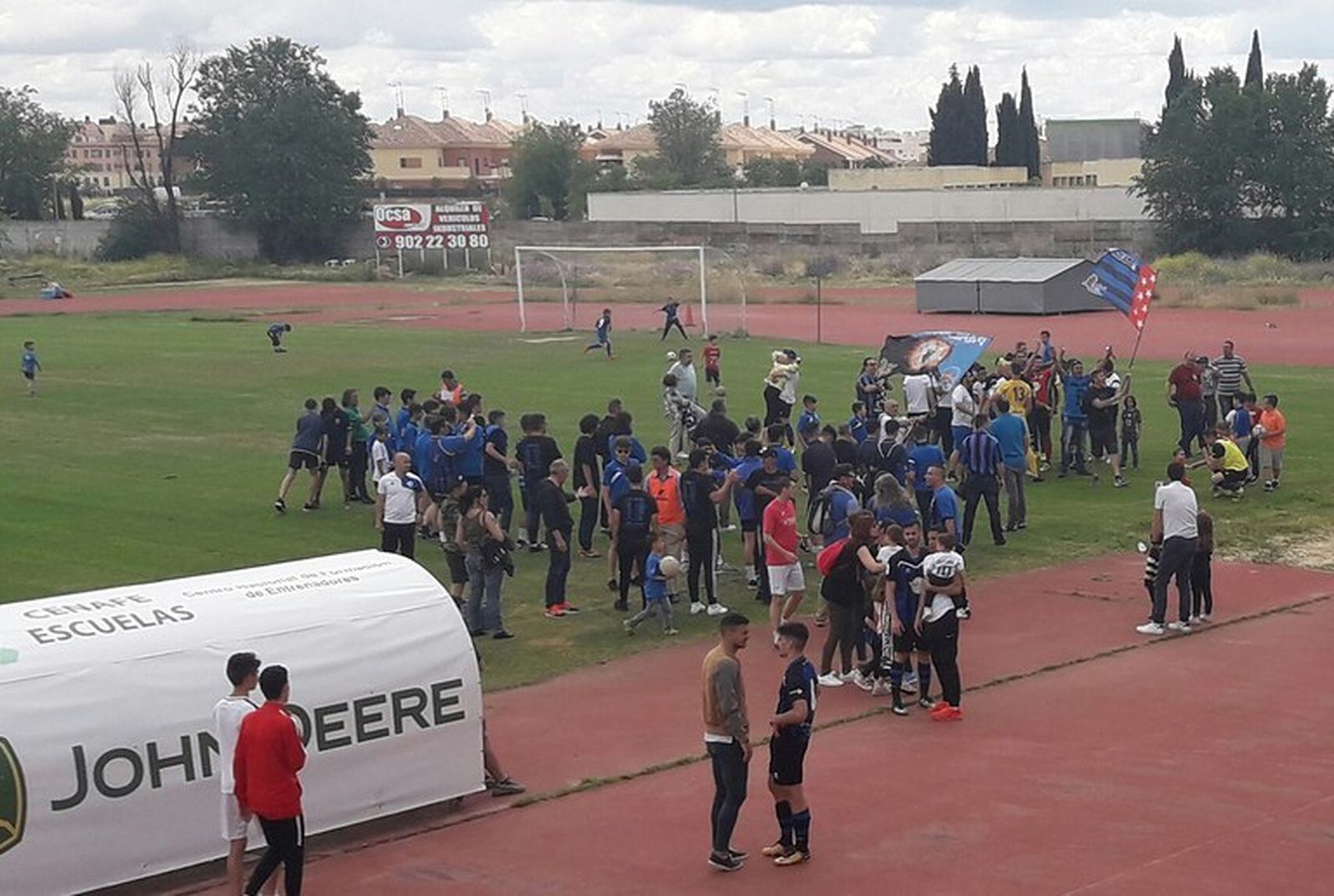 Jugadores y aficionados en el campo de Los Prados, en Parla