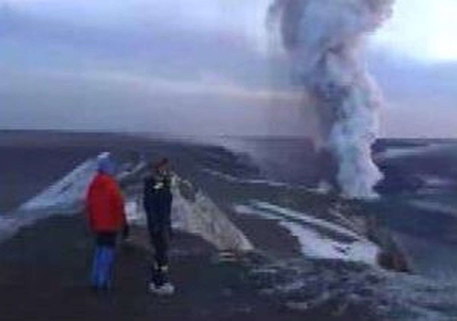El volcán islandés deja de expulsar cenizas aunque la nube provoca hoy la cancelación de 700 vuelos