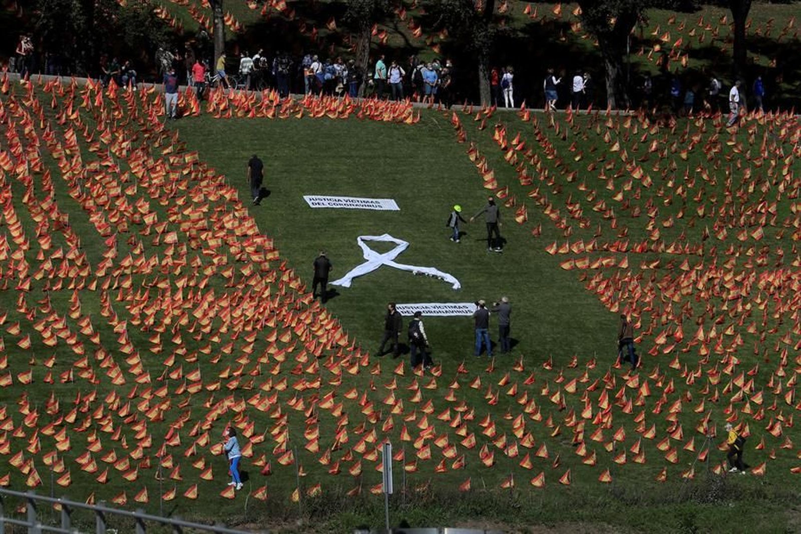 50.000 banderas de España recuerdan en el Parque Roma de Madrid a las víctimas del covid-19