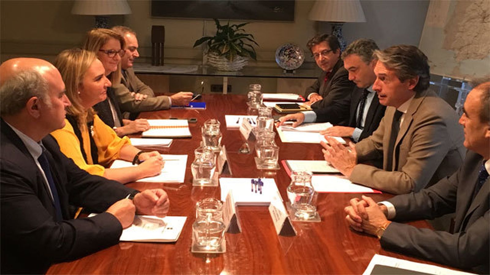 Los equipos de Rosalía Gonzálo y el ministro Íñigo de la Serna