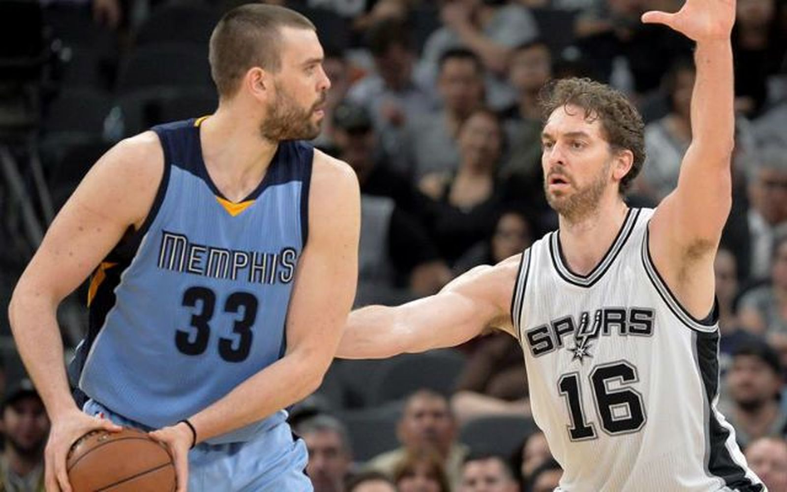 Pau Gasol gana el duelo a Marc; Abrines participa en una noche histórica